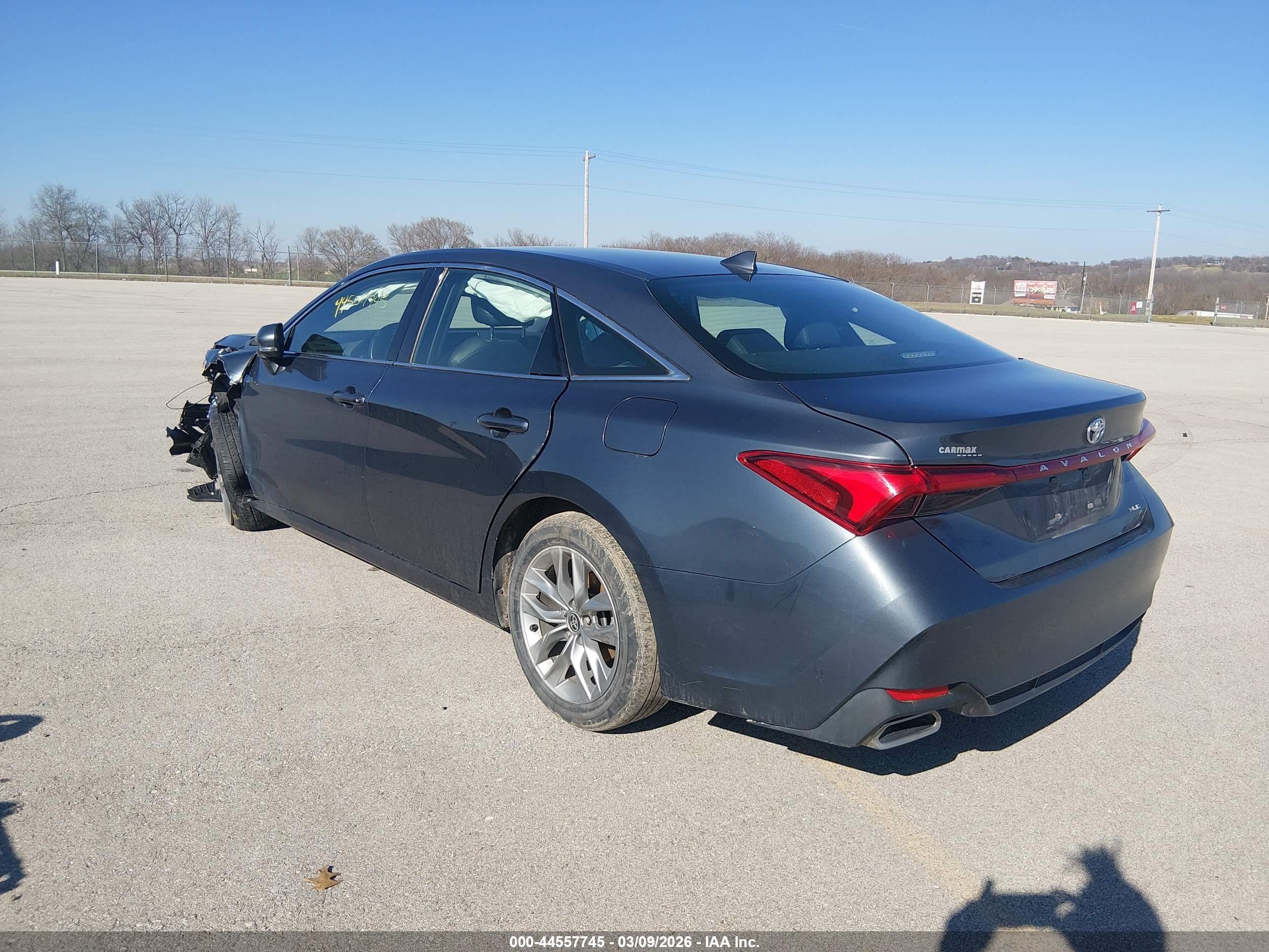 TOYOTA AVALON image 3