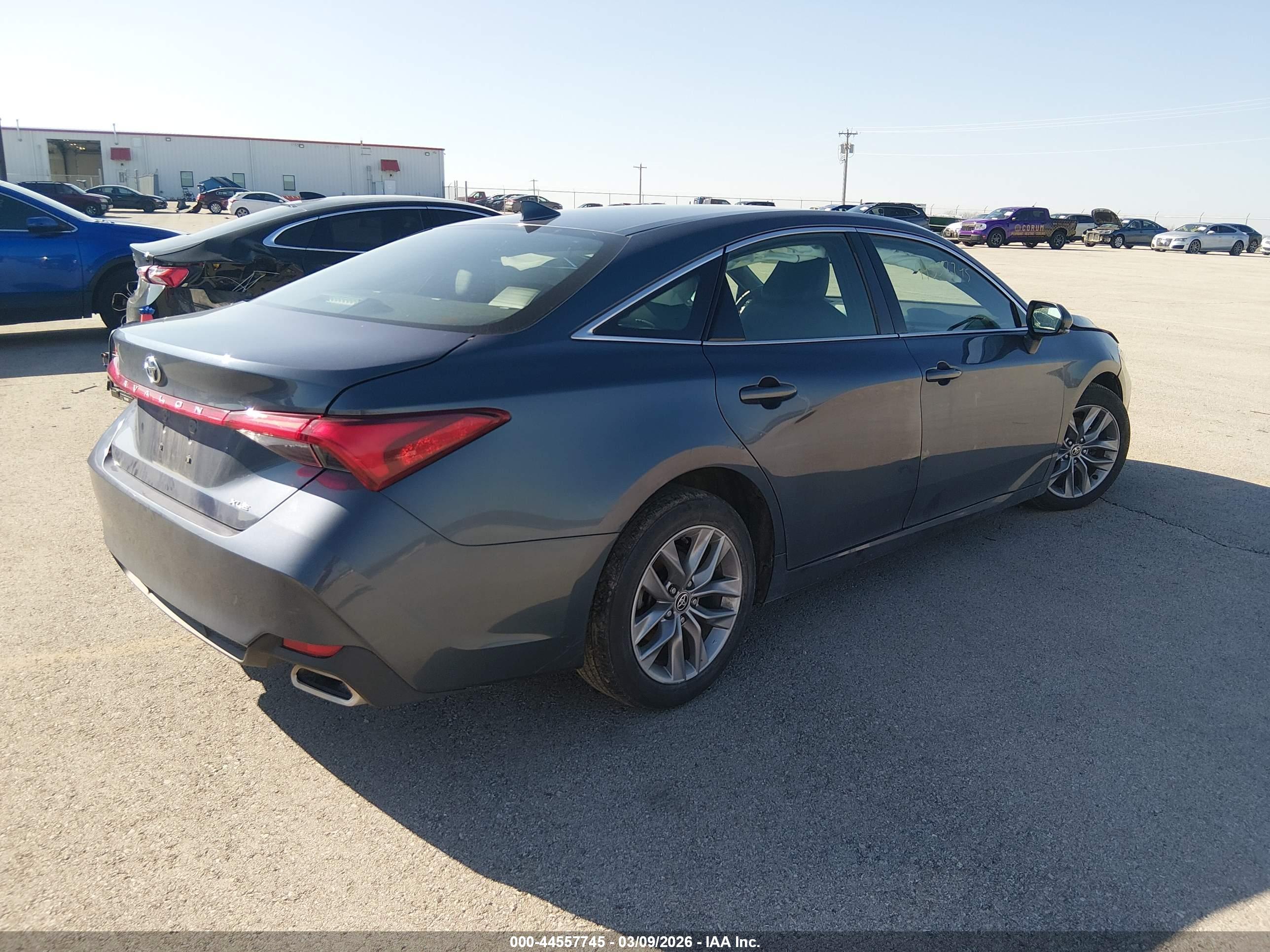 TOYOTA AVALON image 4