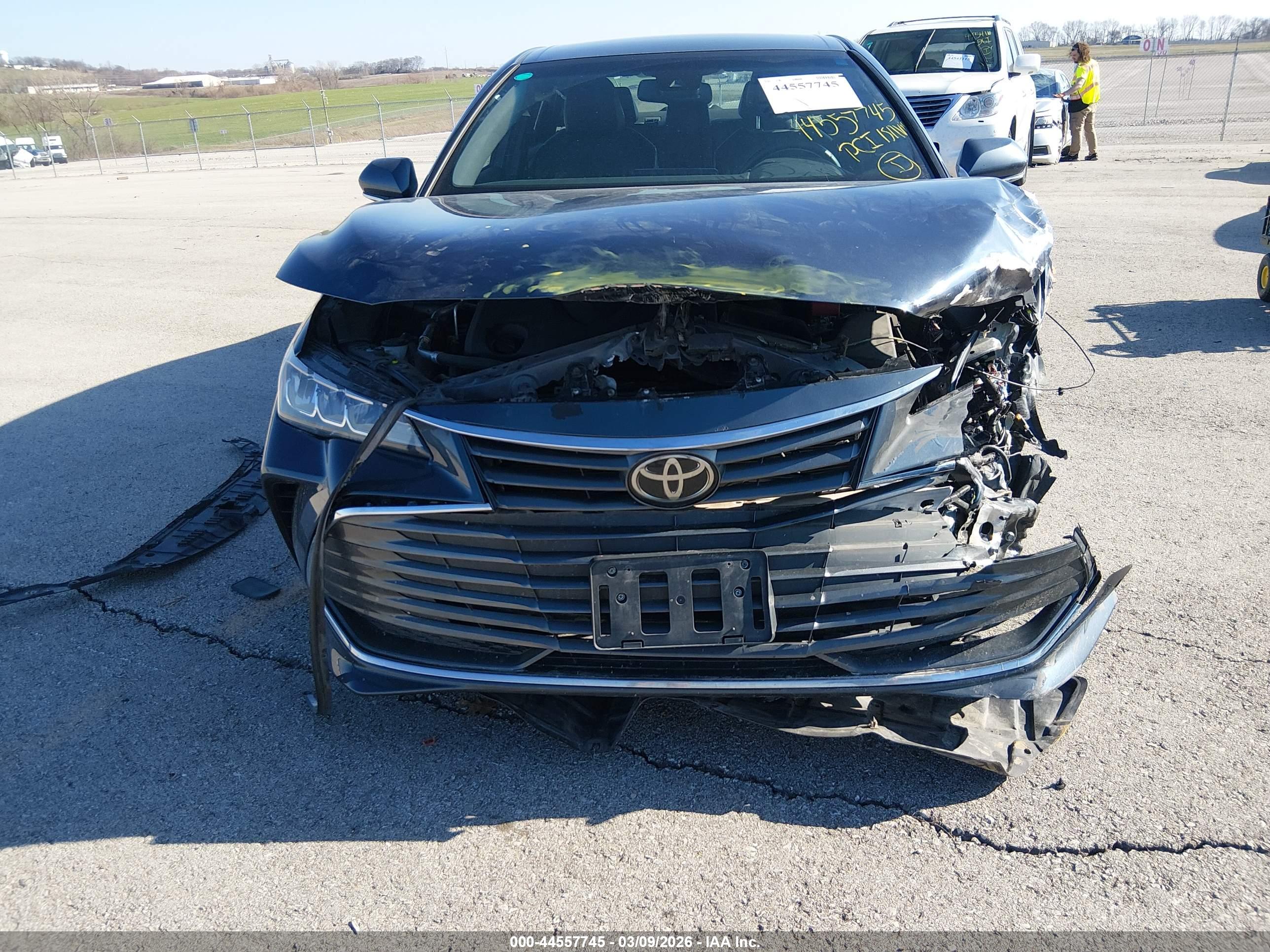 TOYOTA AVALON image 6