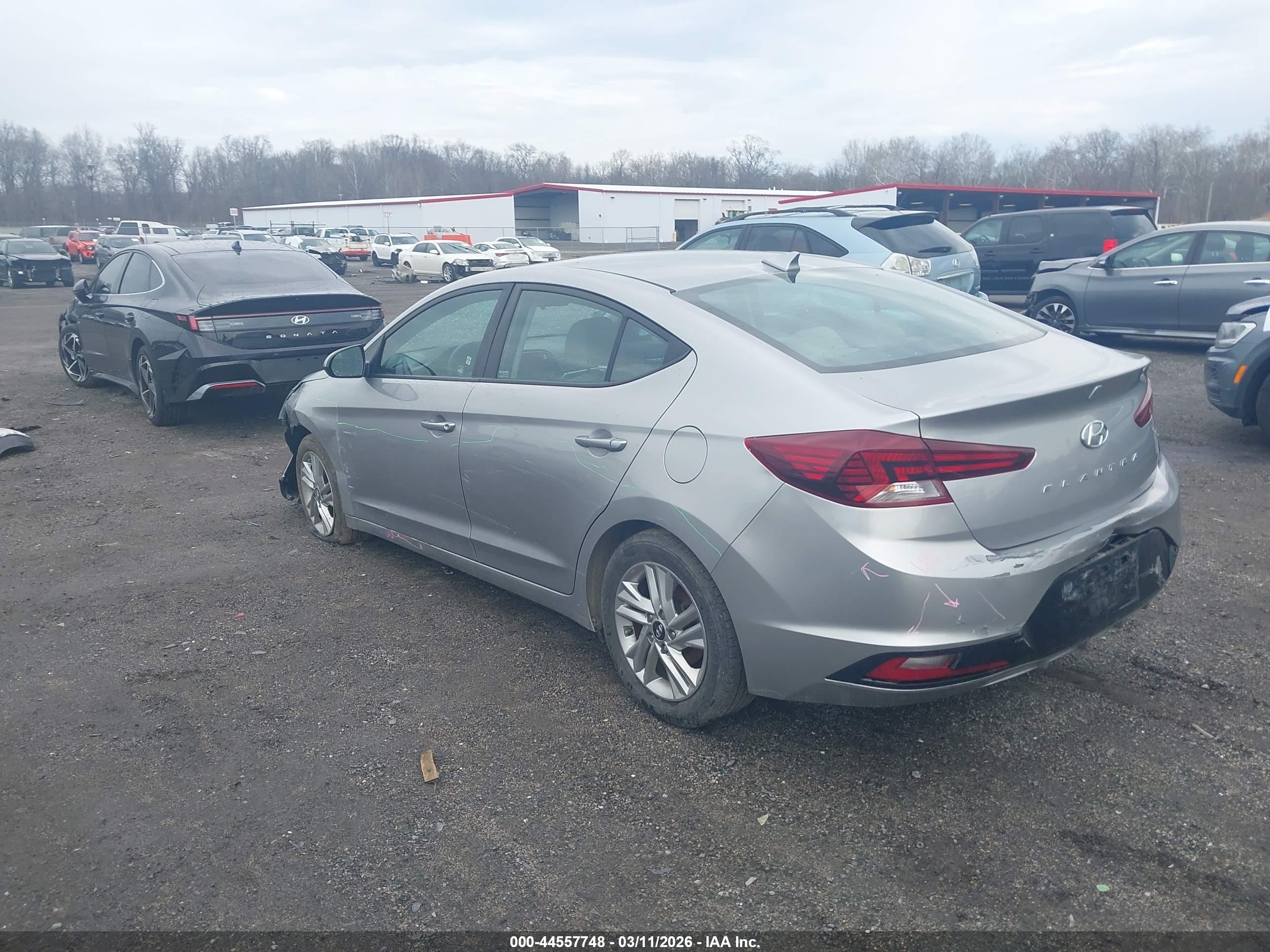 HYUNDAI ELANTRA image 3