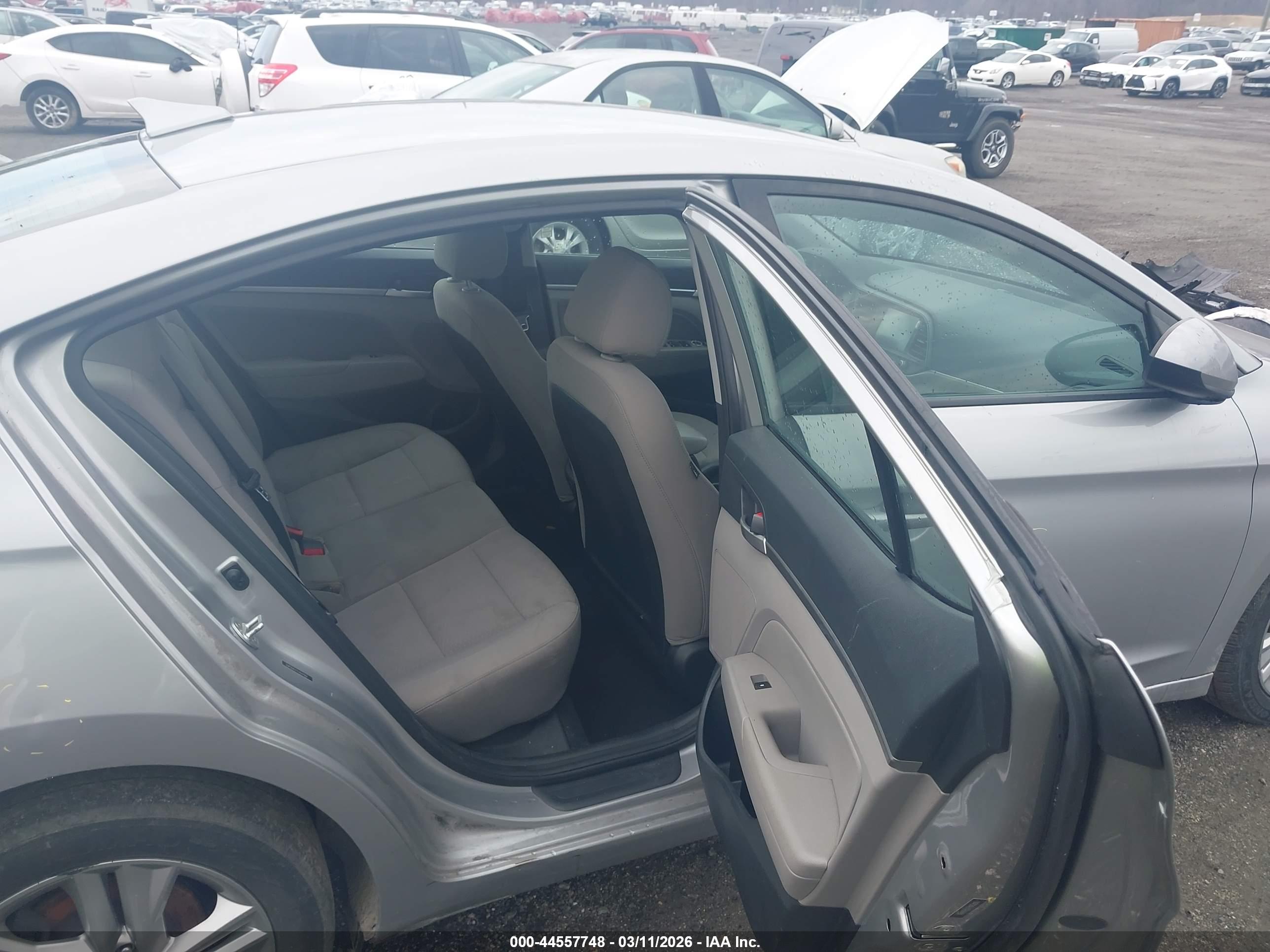 HYUNDAI ELANTRA image 8