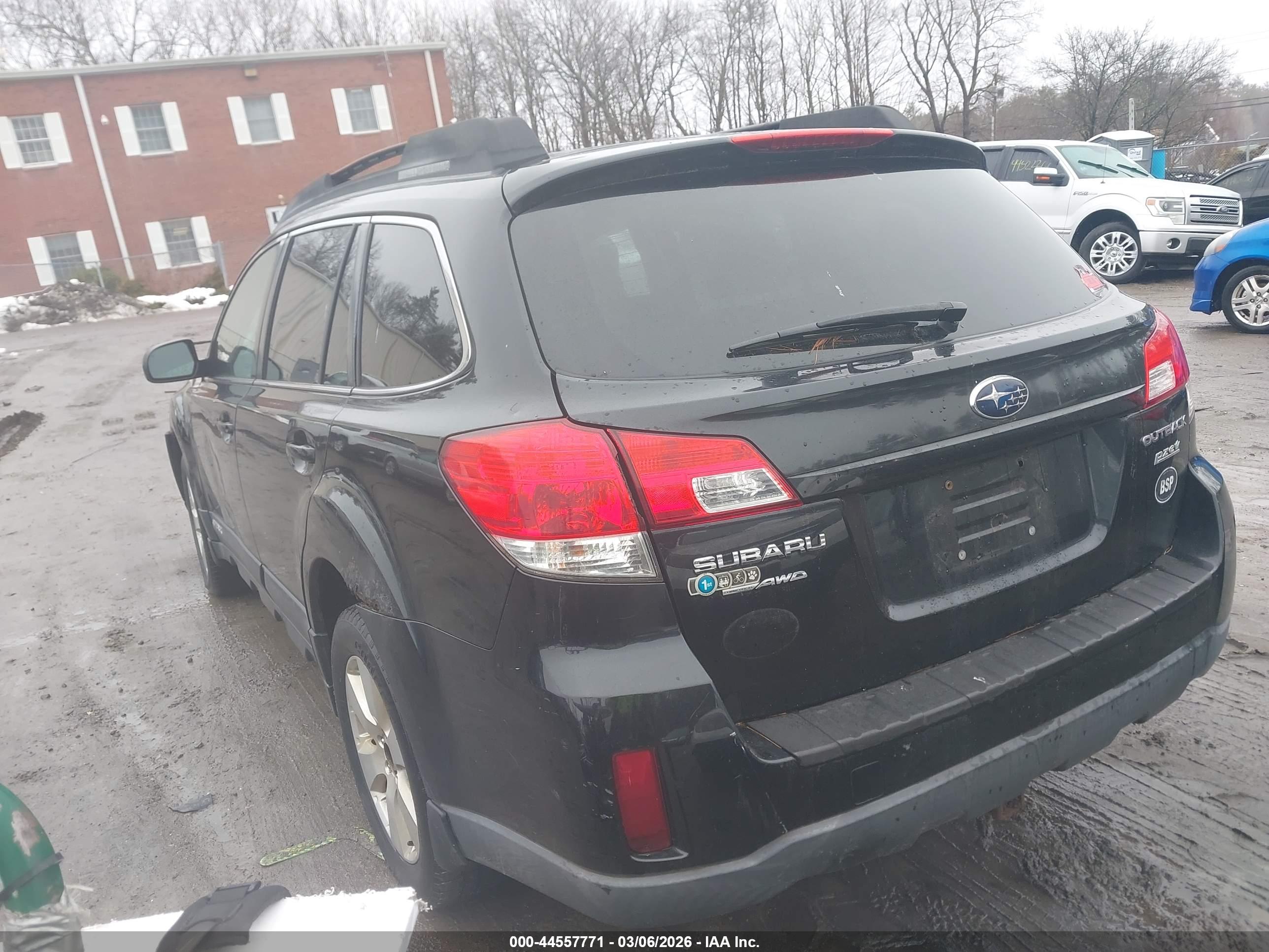 SUBARU OUTBACK image 3