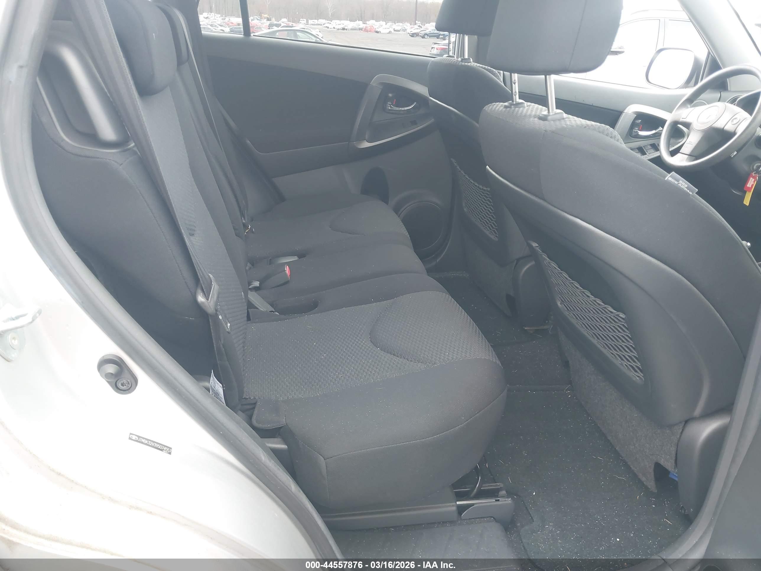 TOYOTA RAV4 image 8