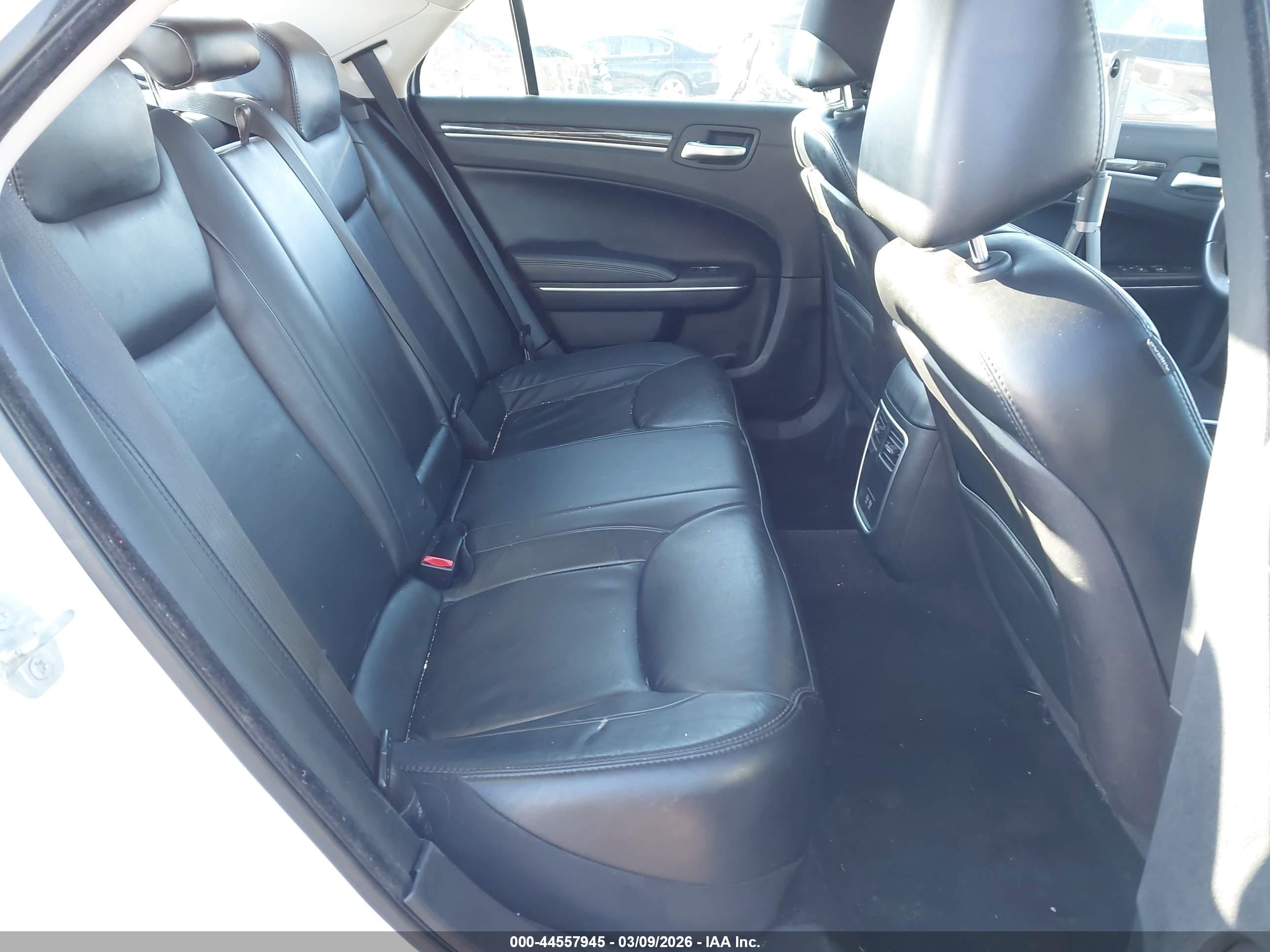 CHRYSLER 300 image 8