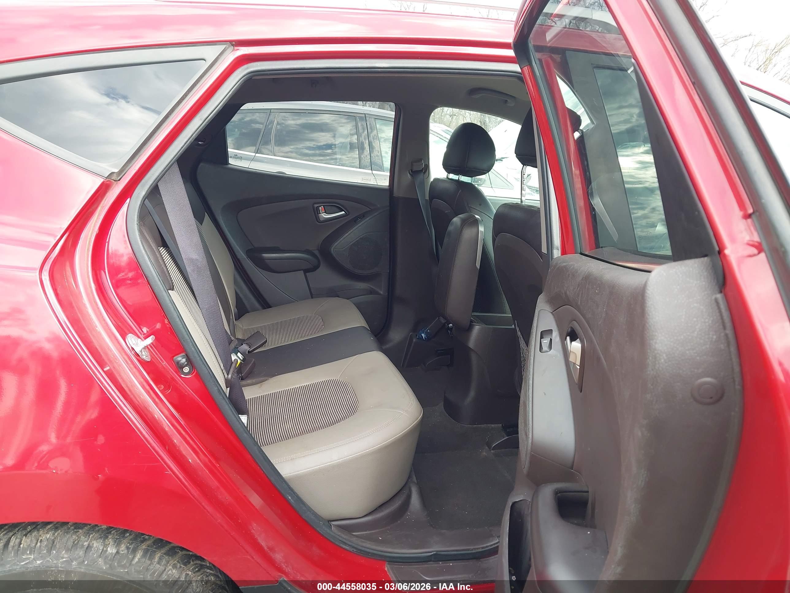 HYUNDAI TUCSON image 8