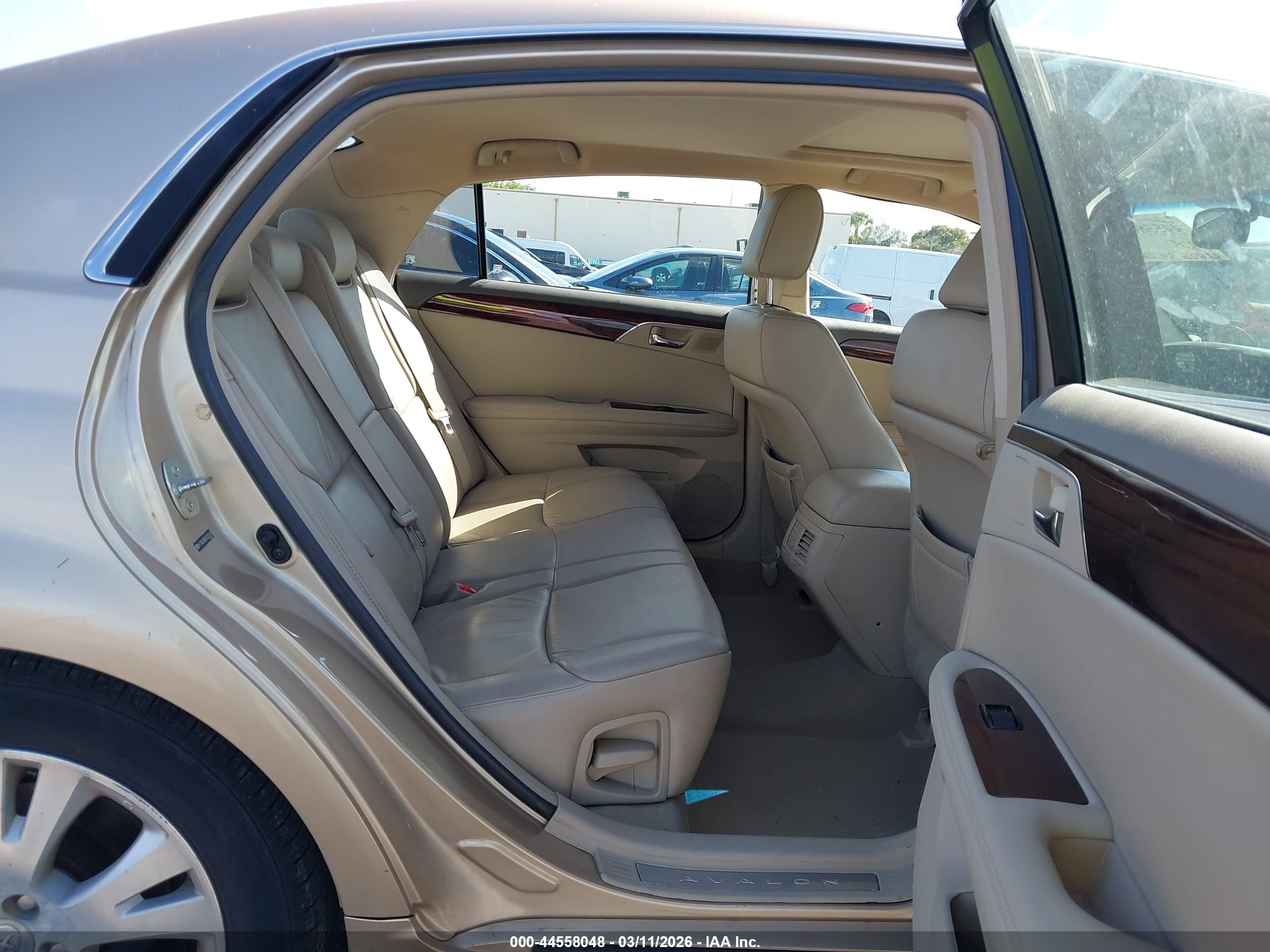 TOYOTA AVALON image 8