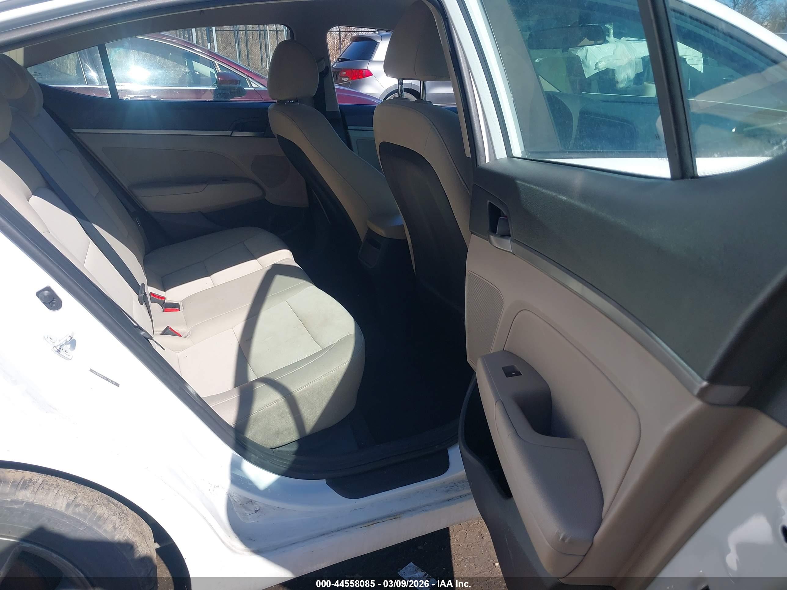 HYUNDAI ELANTRA image 8