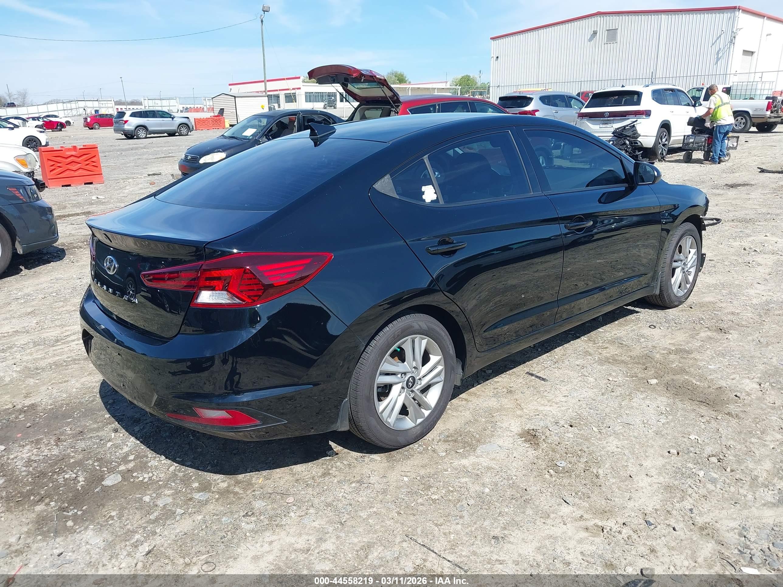 HYUNDAI ELANTRA image 4