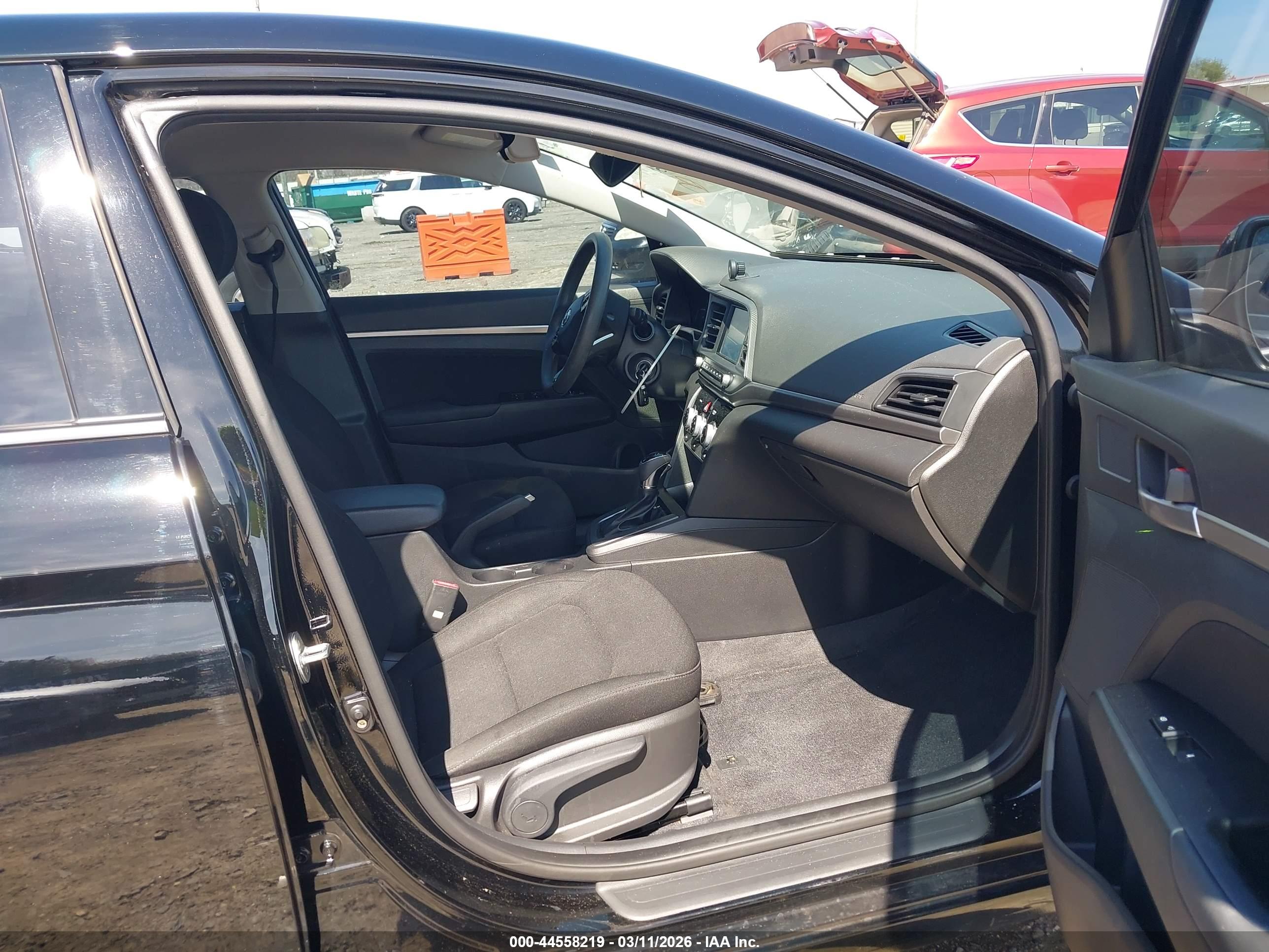 HYUNDAI ELANTRA image 5