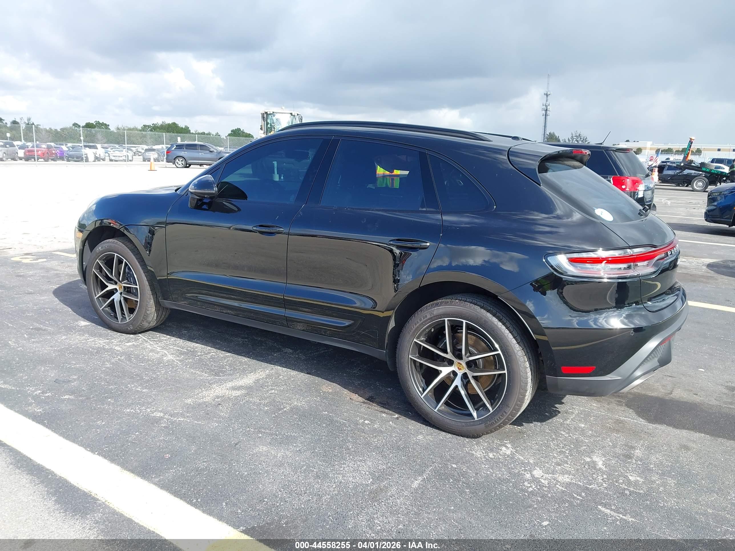 PORSCHE MACAN image 3