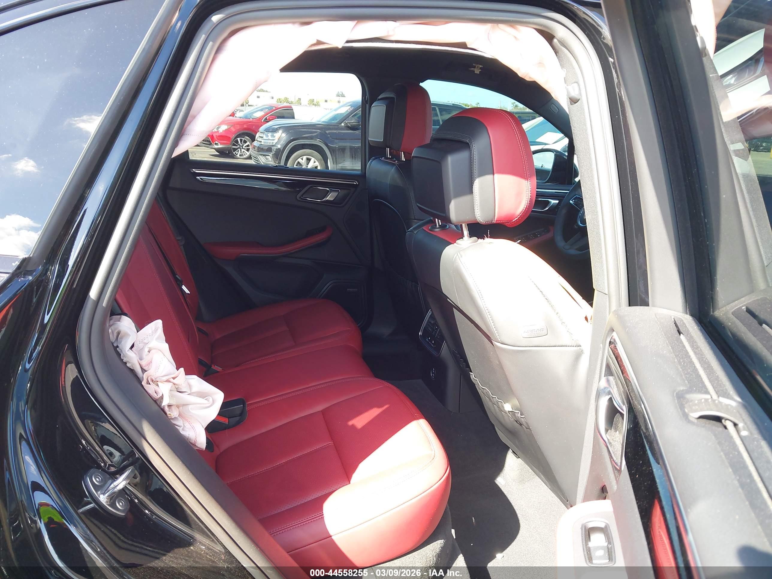 PORSCHE MACAN image 8