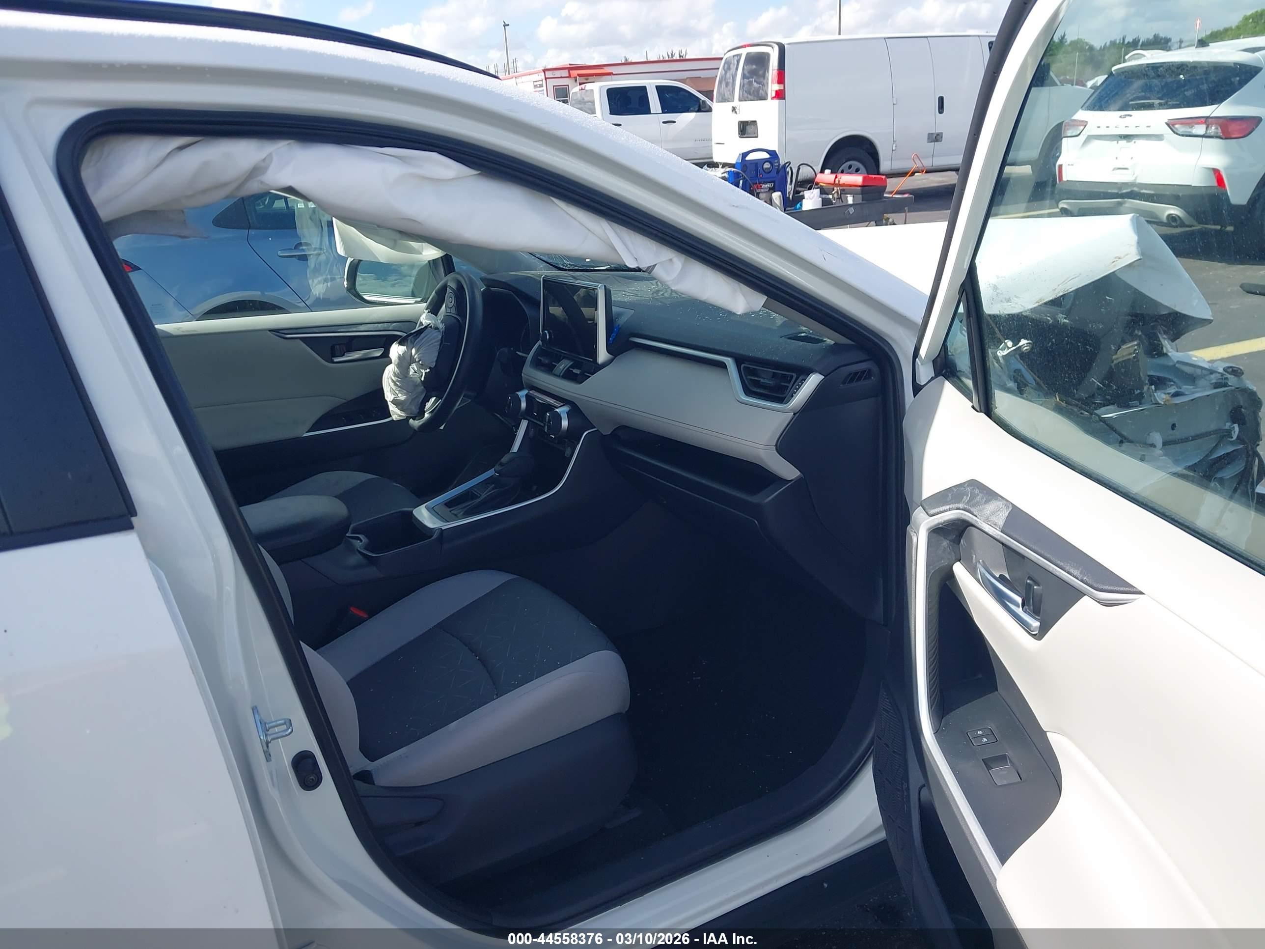 TOYOTA RAV4 image 5