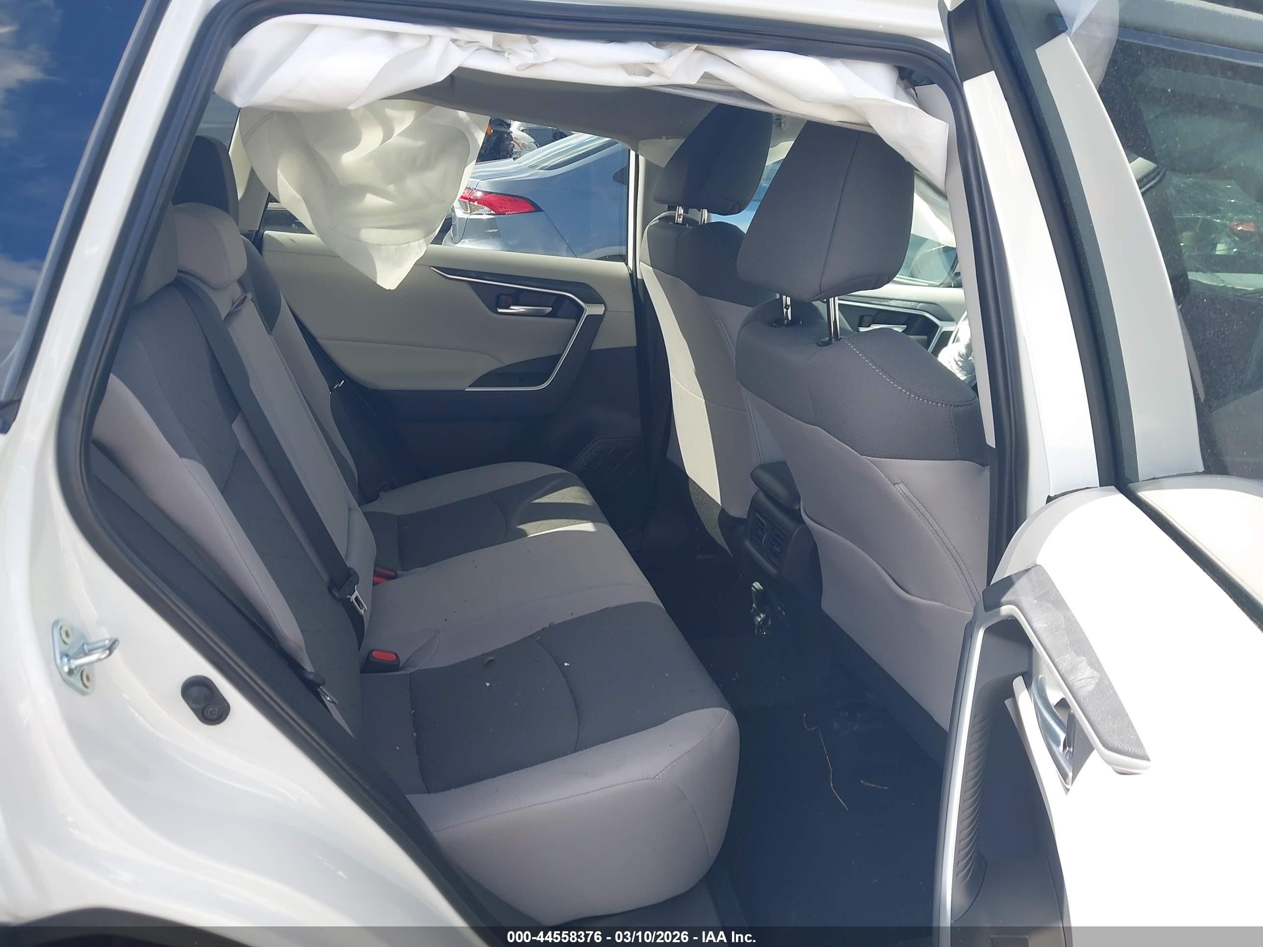 TOYOTA RAV4 image 8