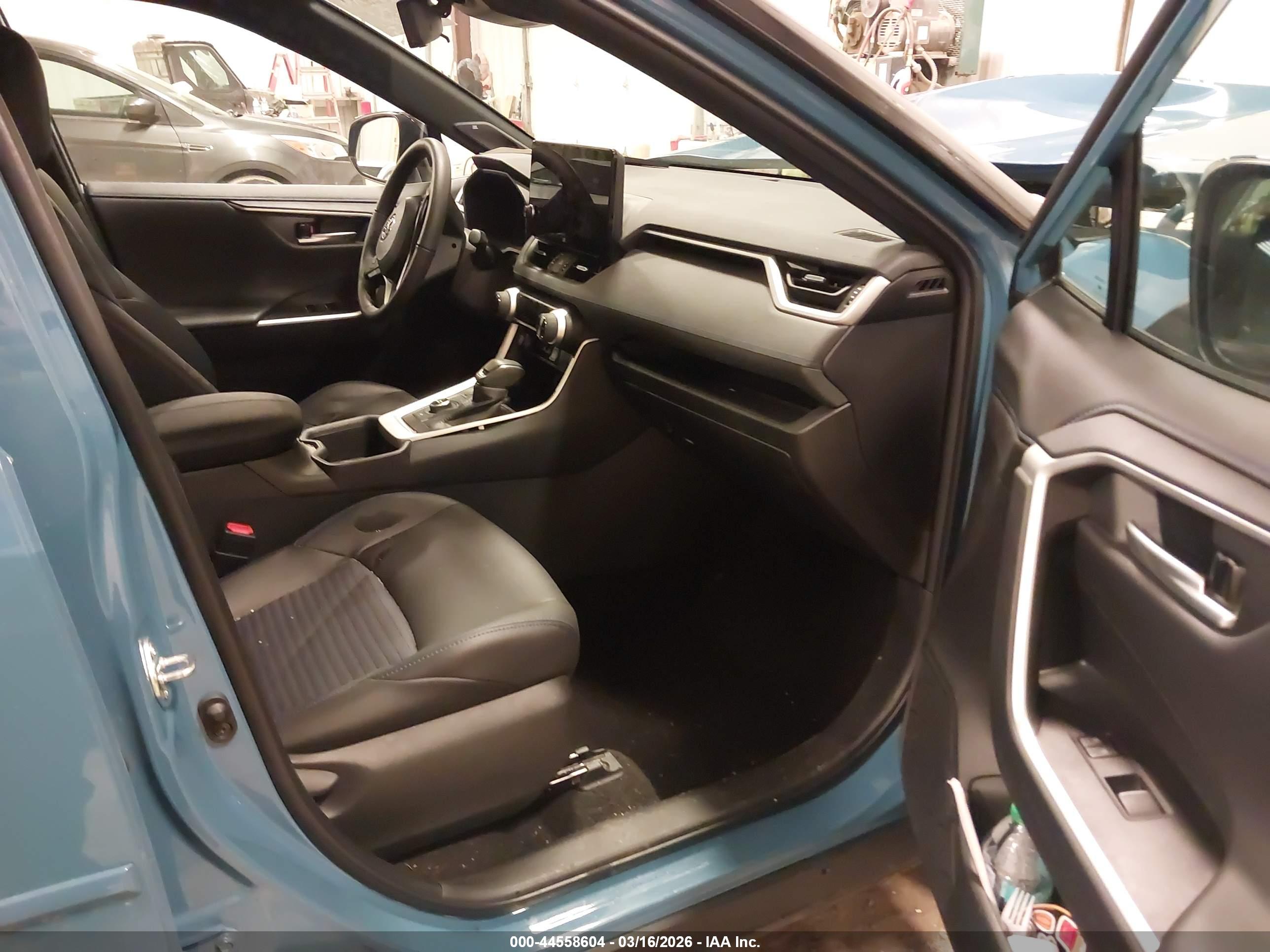 TOYOTA RAV4 image 5
