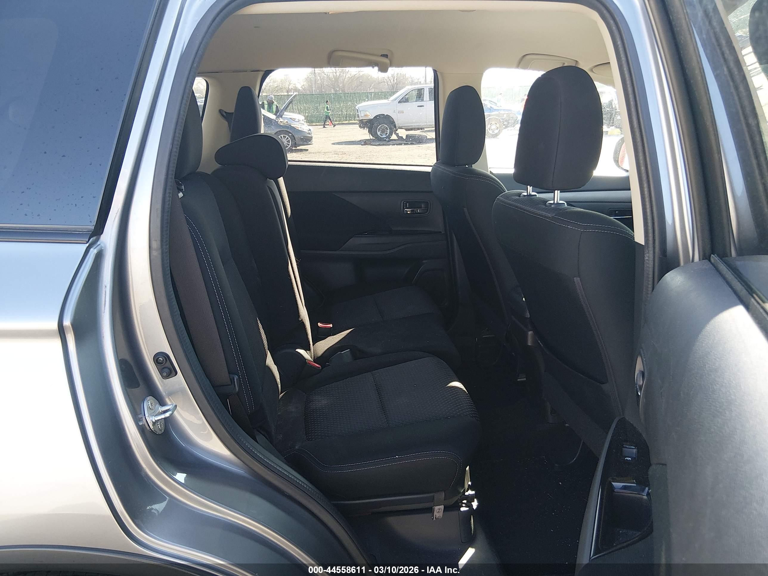 MITSUBISHI OUTLANDER image 8
