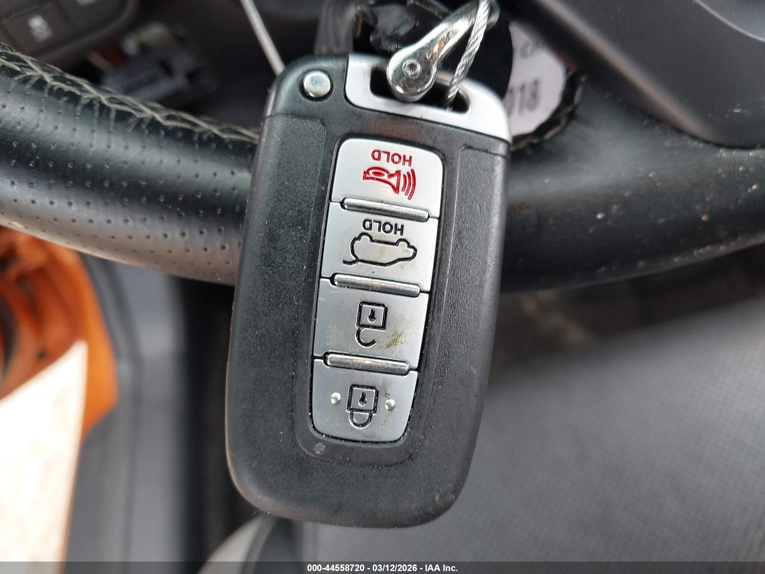 HYUNDAI VELOSTER image 11