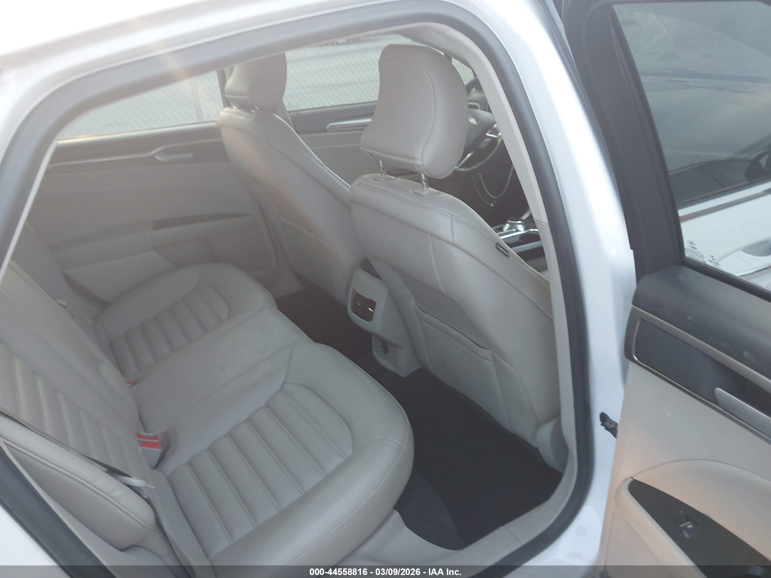 FORD FUSION image 8