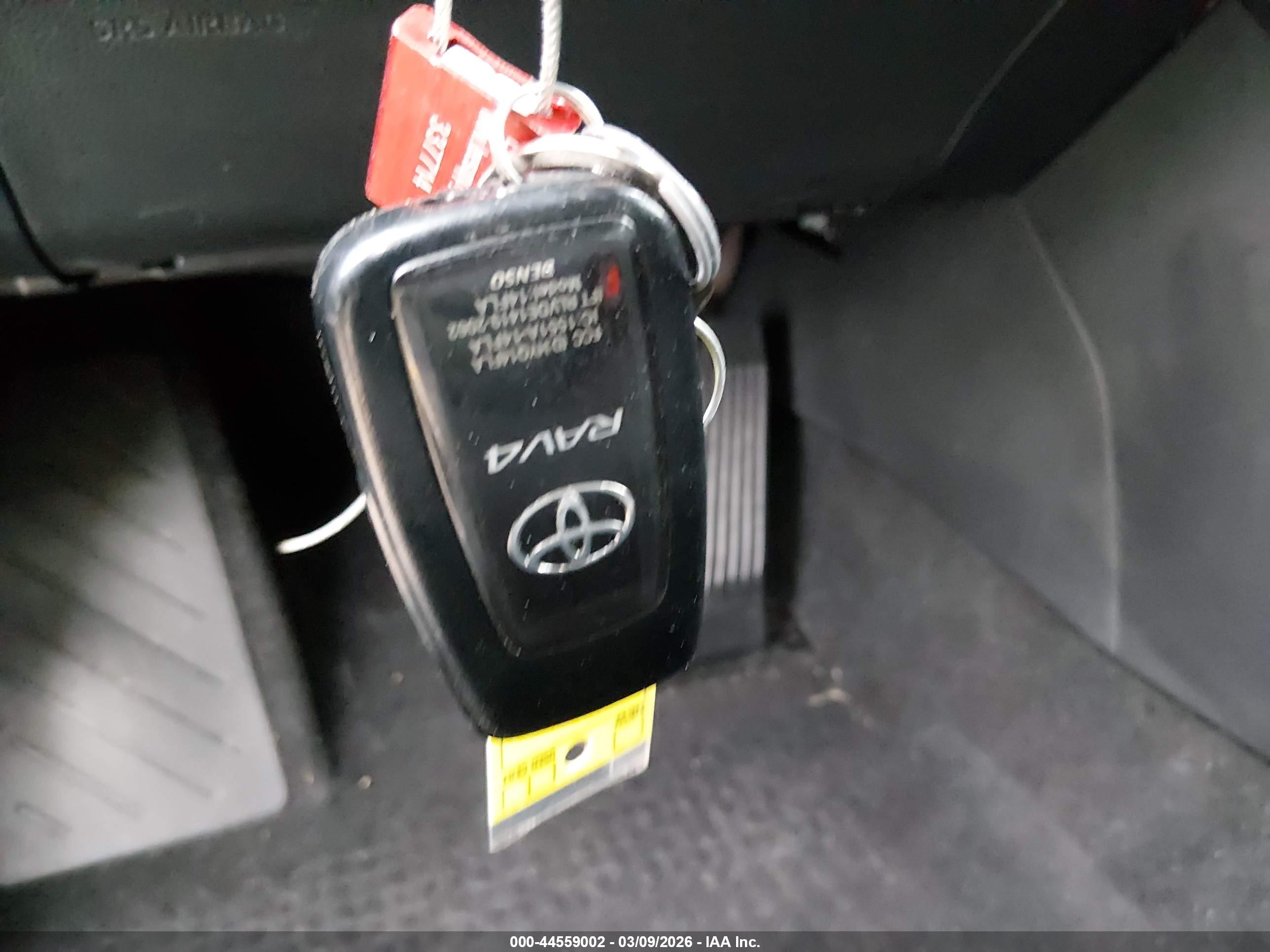 TOYOTA RAV4 image 11