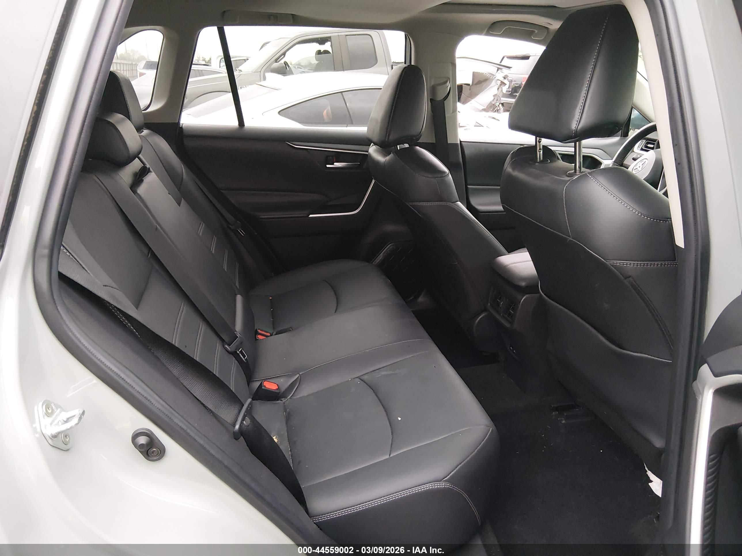TOYOTA RAV4 image 8