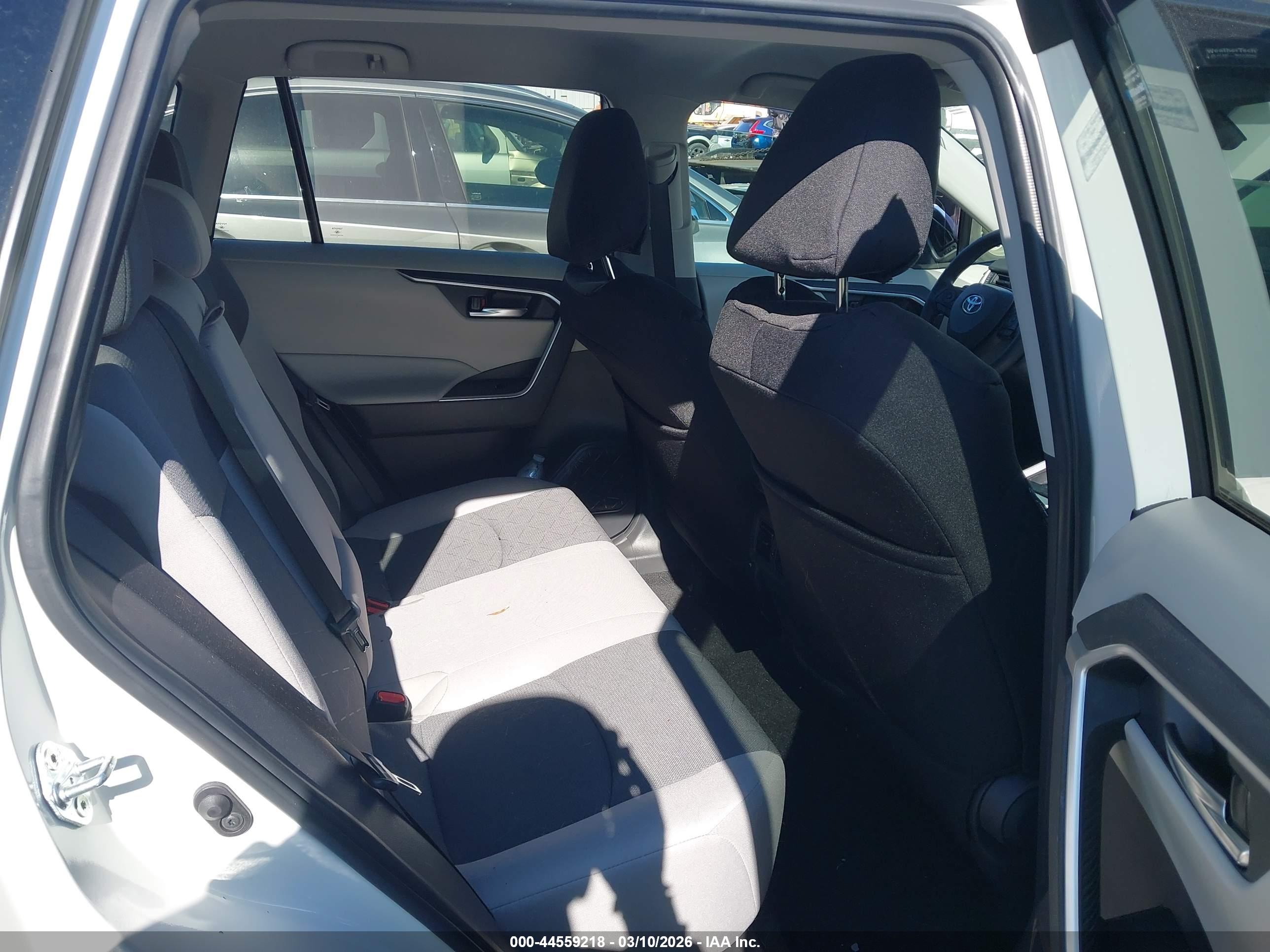 TOYOTA RAV4 image 8