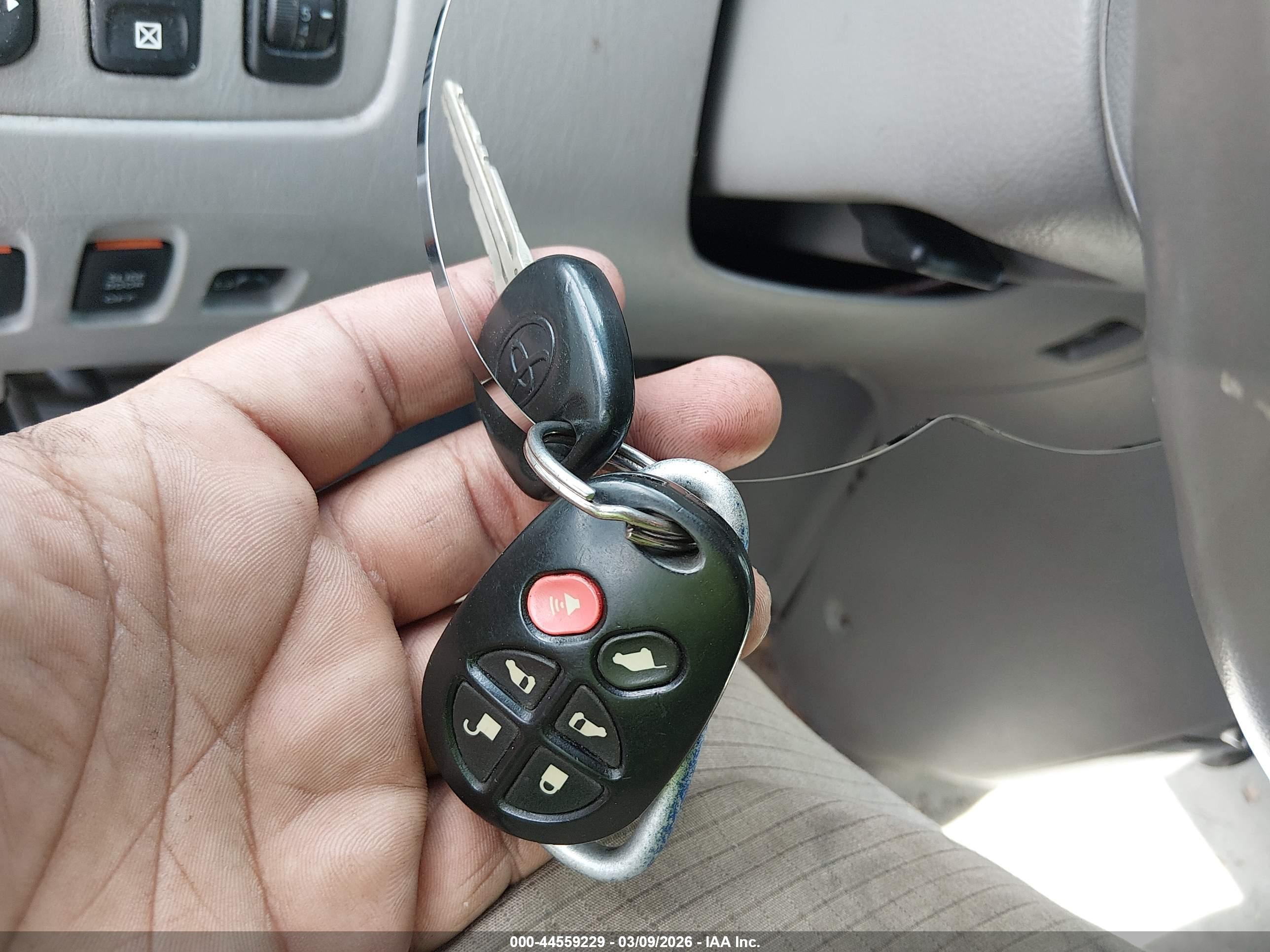TOYOTA SIENNA image 11