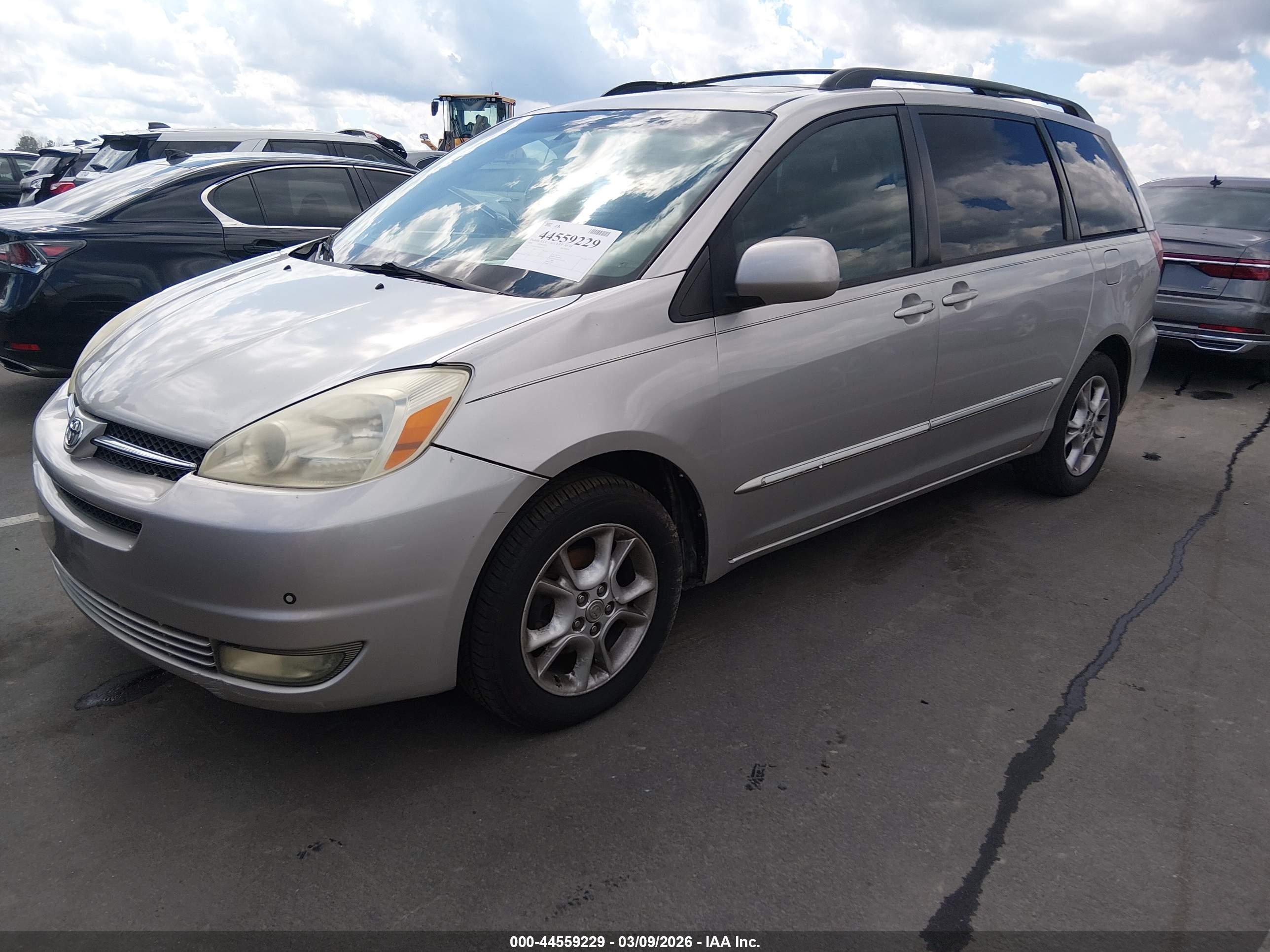TOYOTA SIENNA image 2
