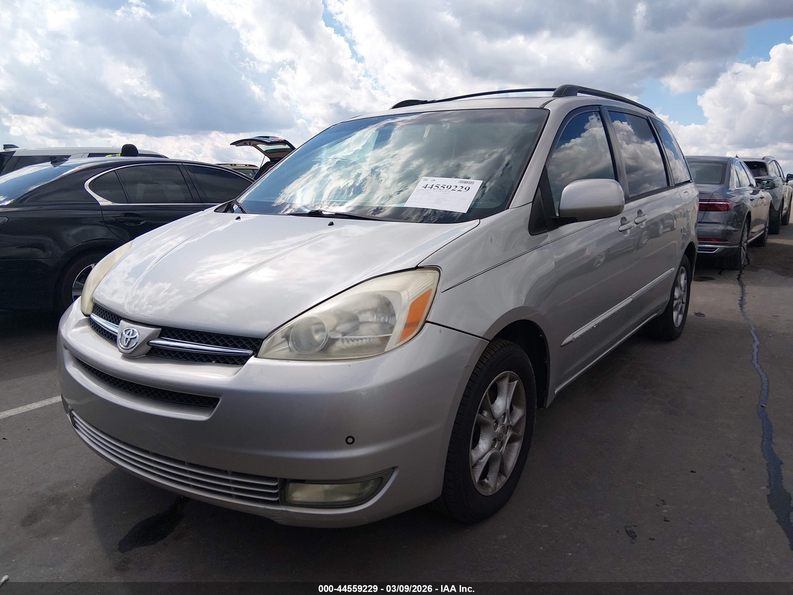 TOYOTA SIENNA image 6