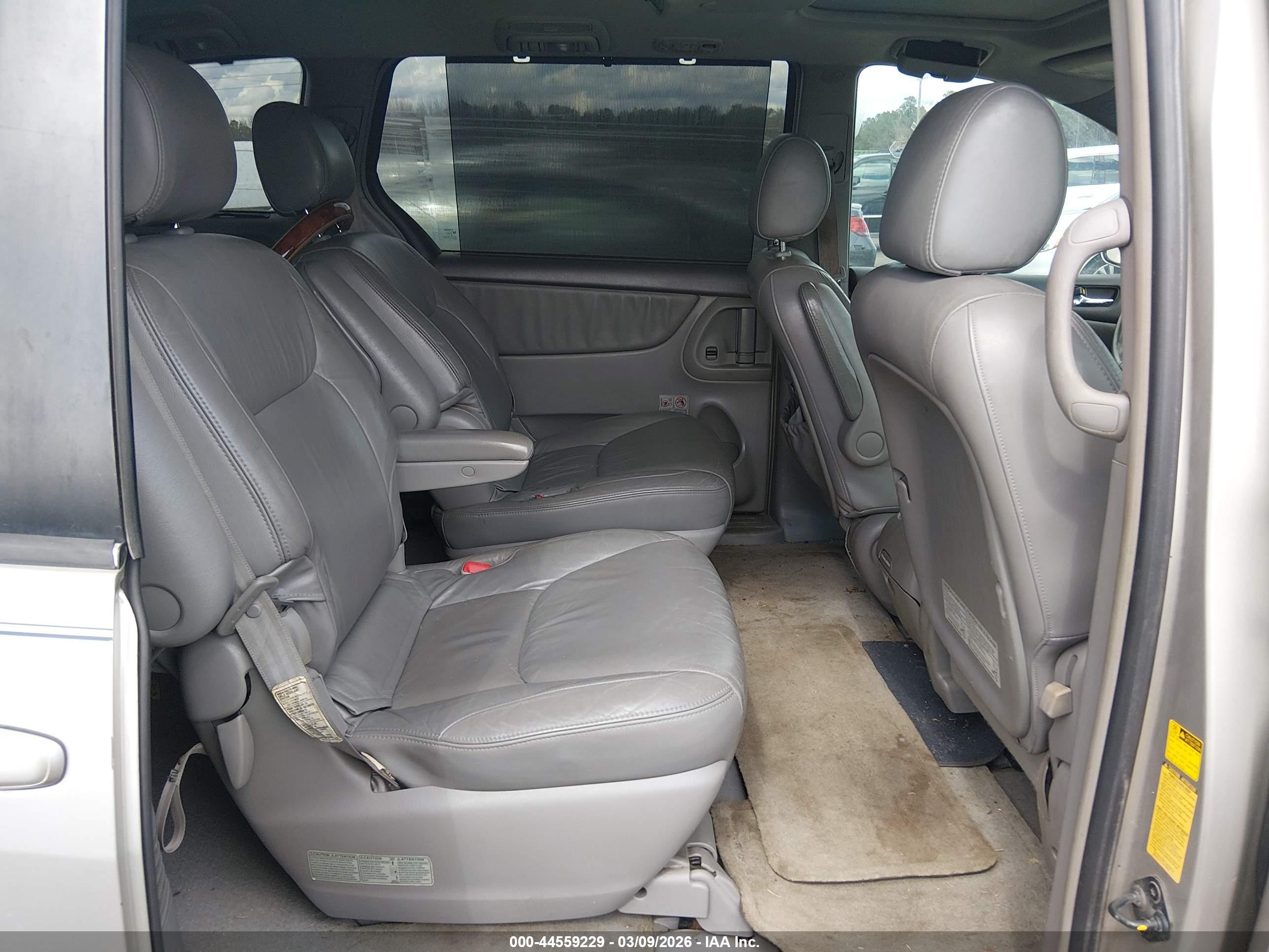 TOYOTA SIENNA image 8