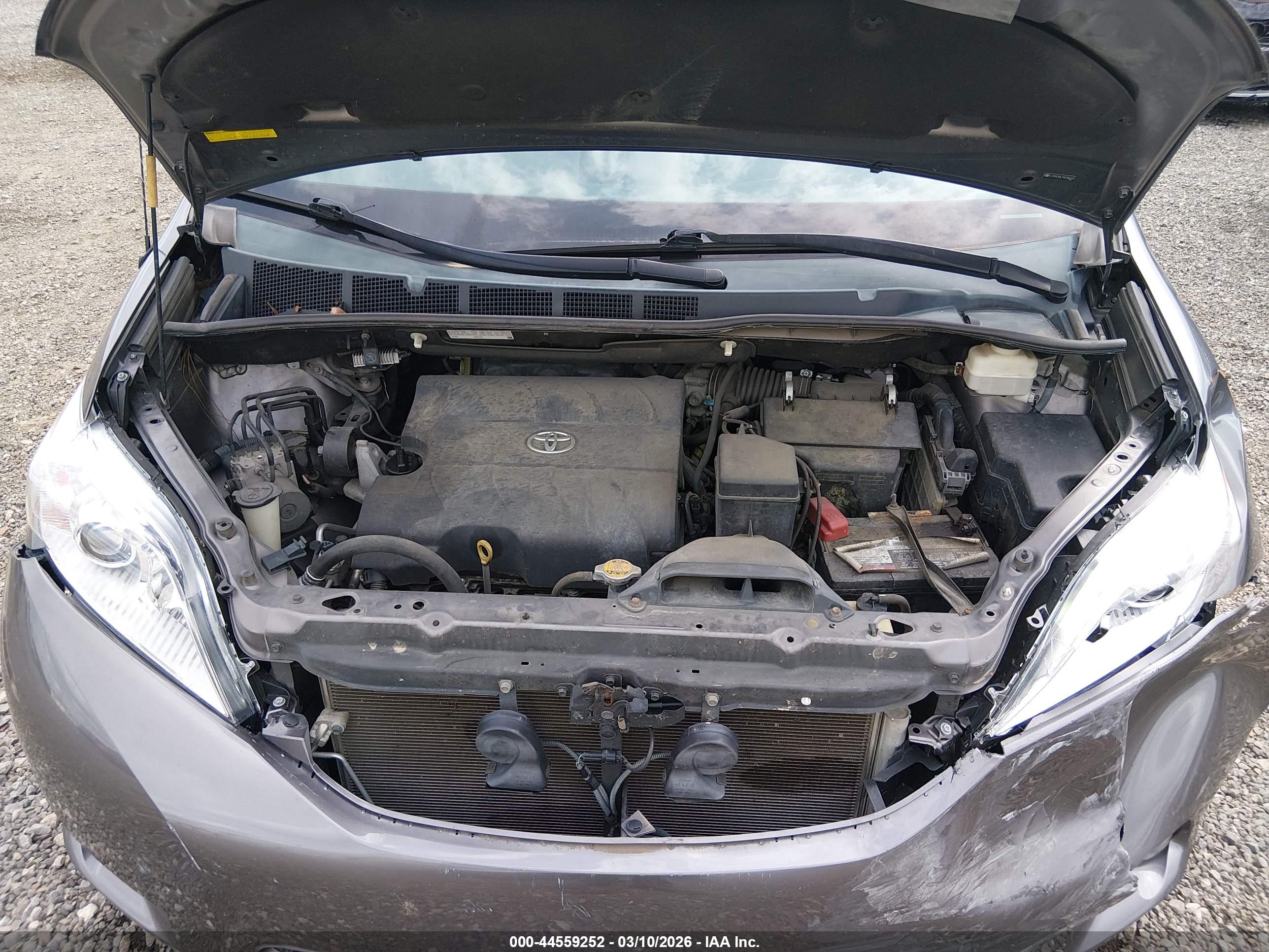 TOYOTA SIENNA image 10
