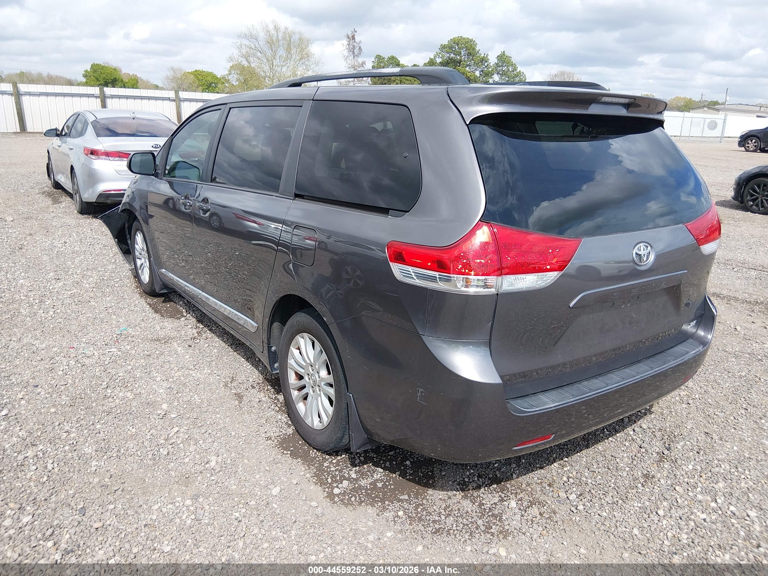 TOYOTA SIENNA image 3