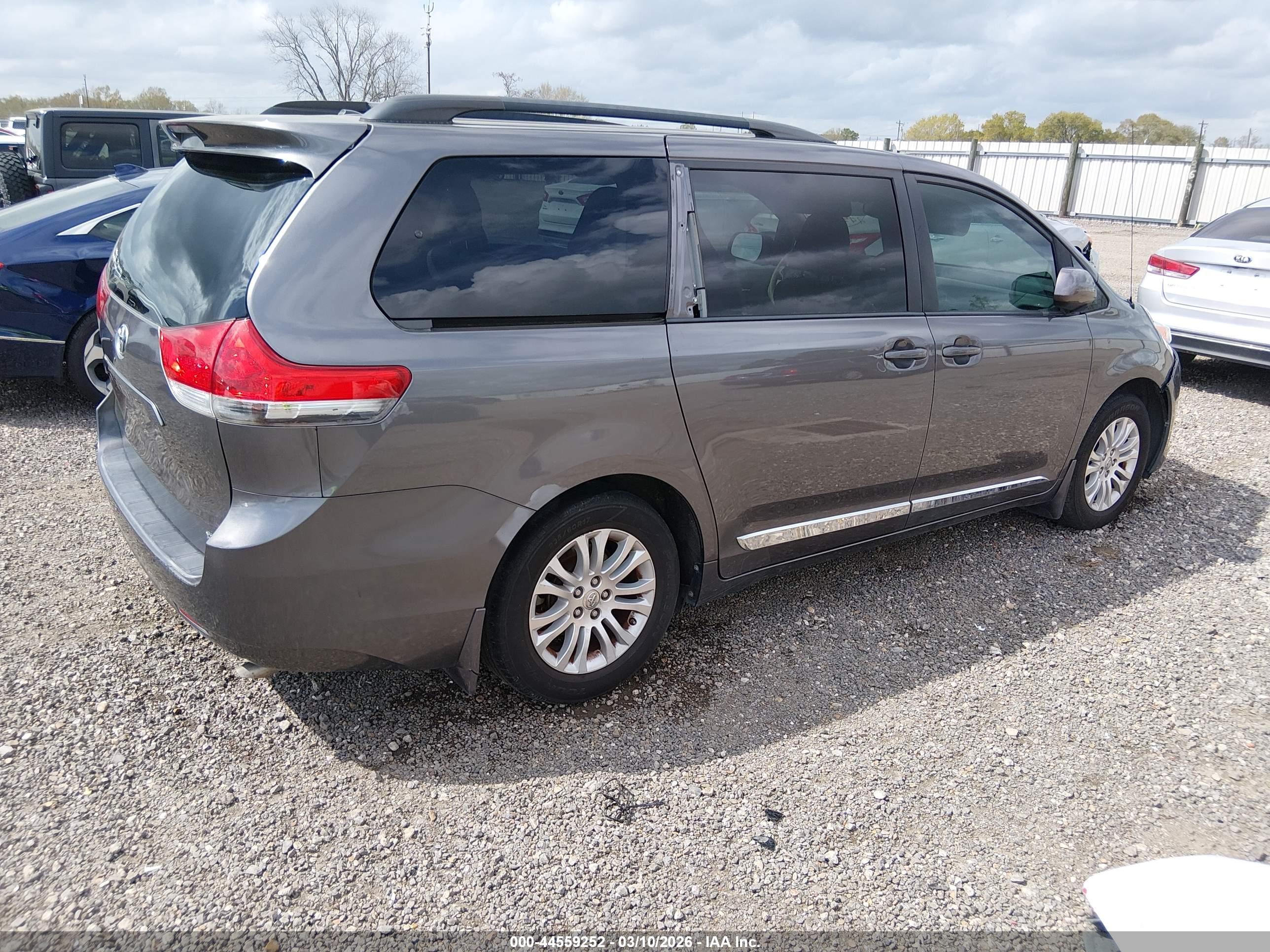 TOYOTA SIENNA image 4