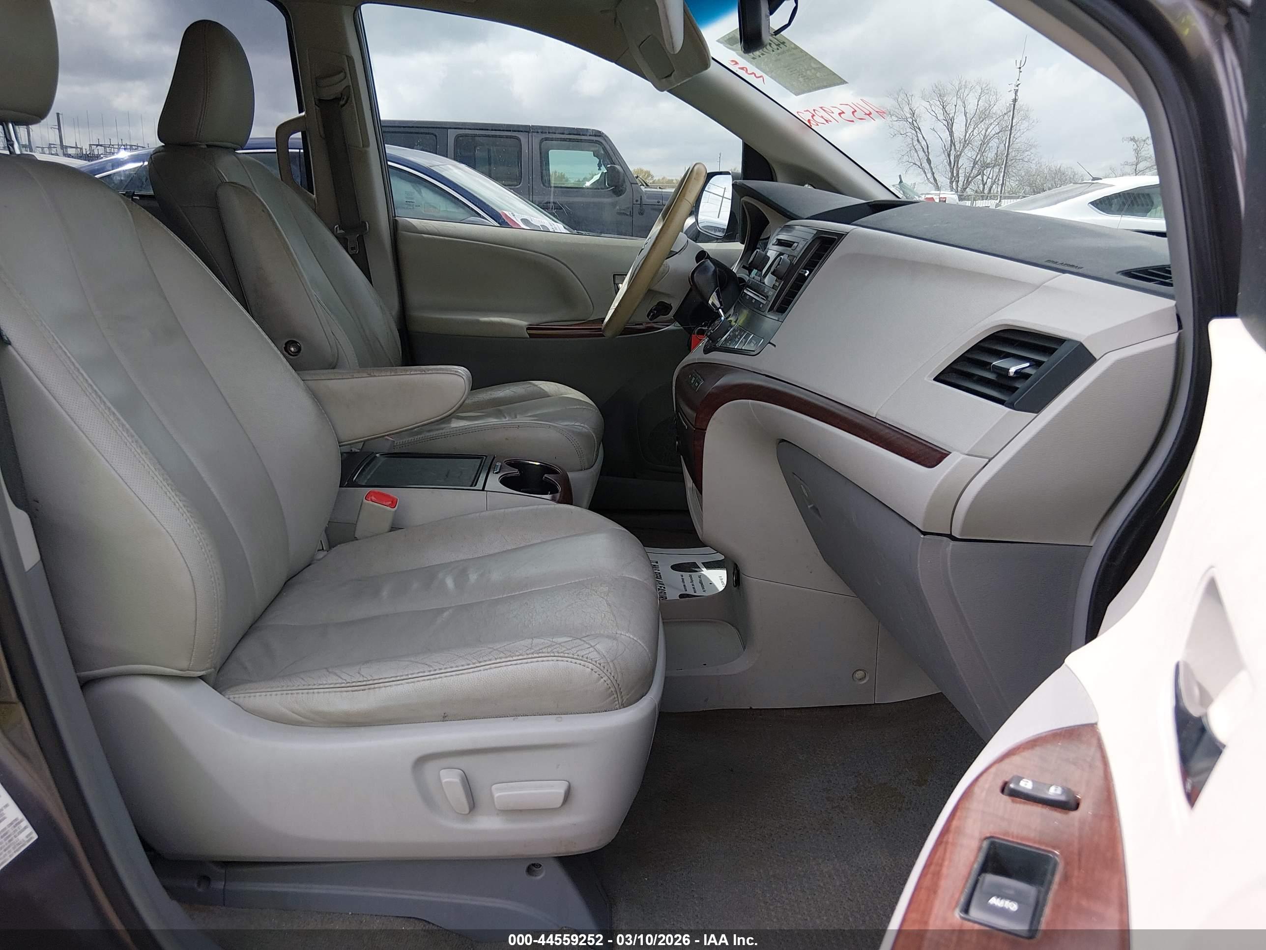 TOYOTA SIENNA image 5