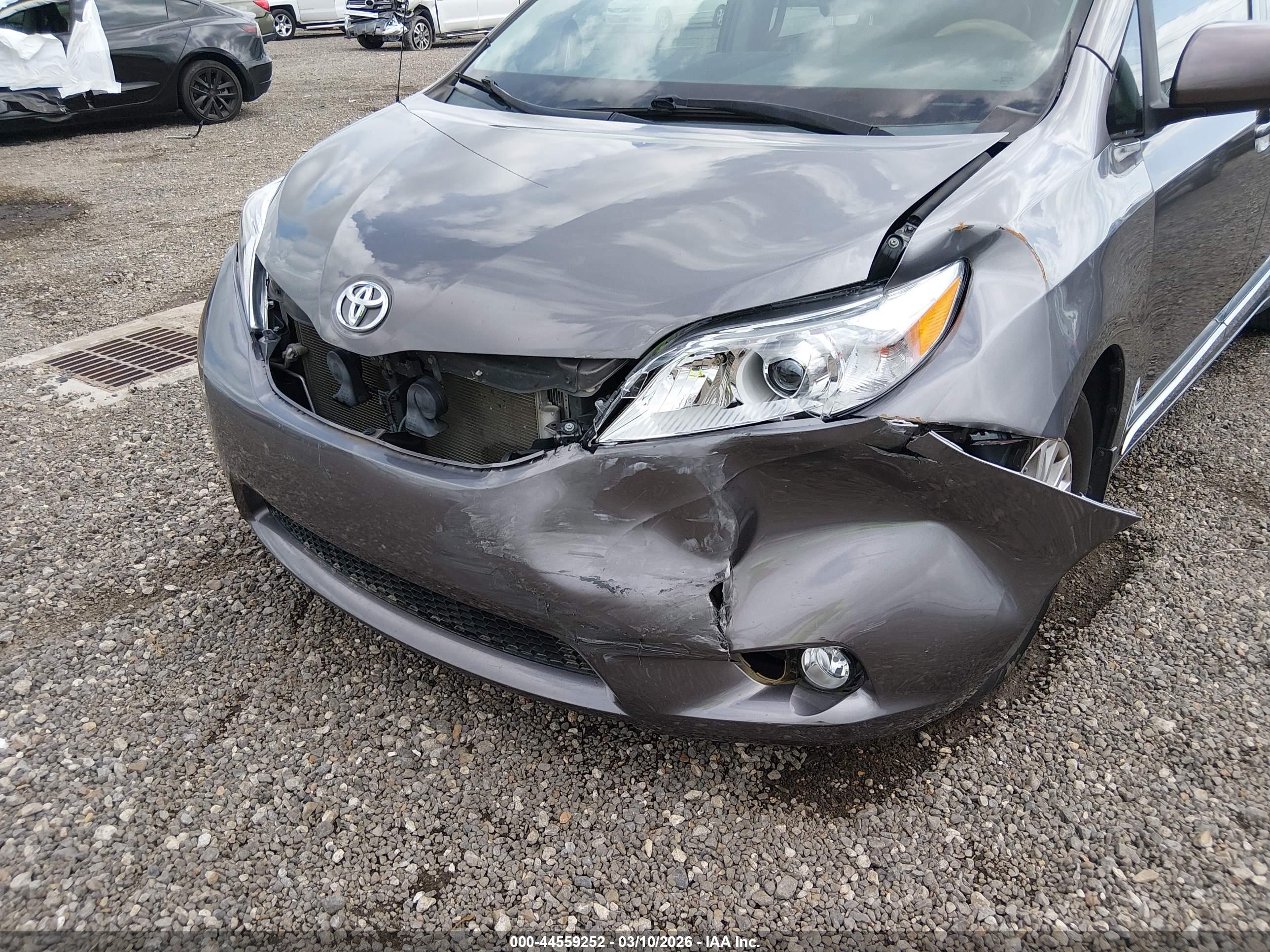 TOYOTA SIENNA image 6