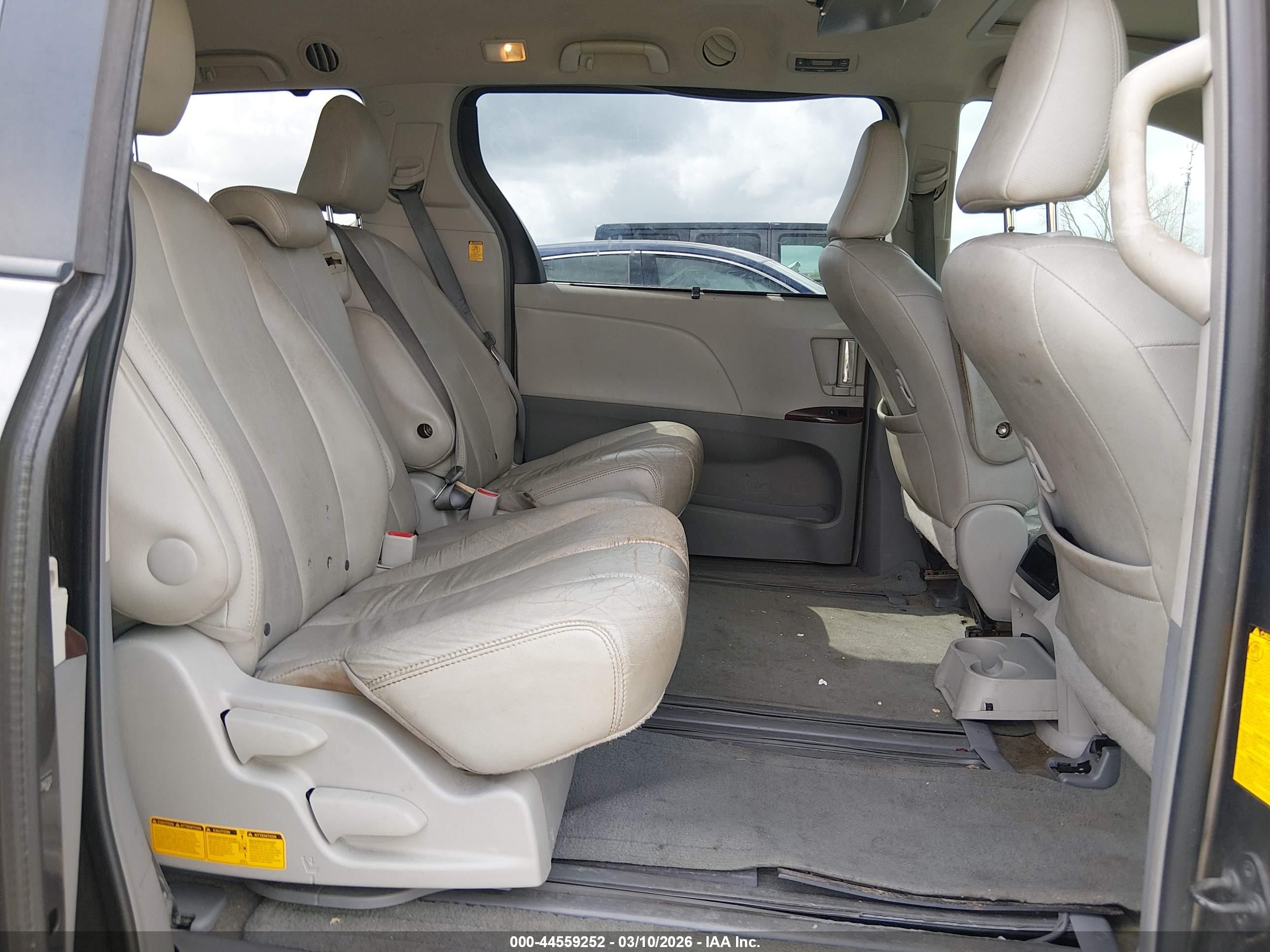 TOYOTA SIENNA image 8