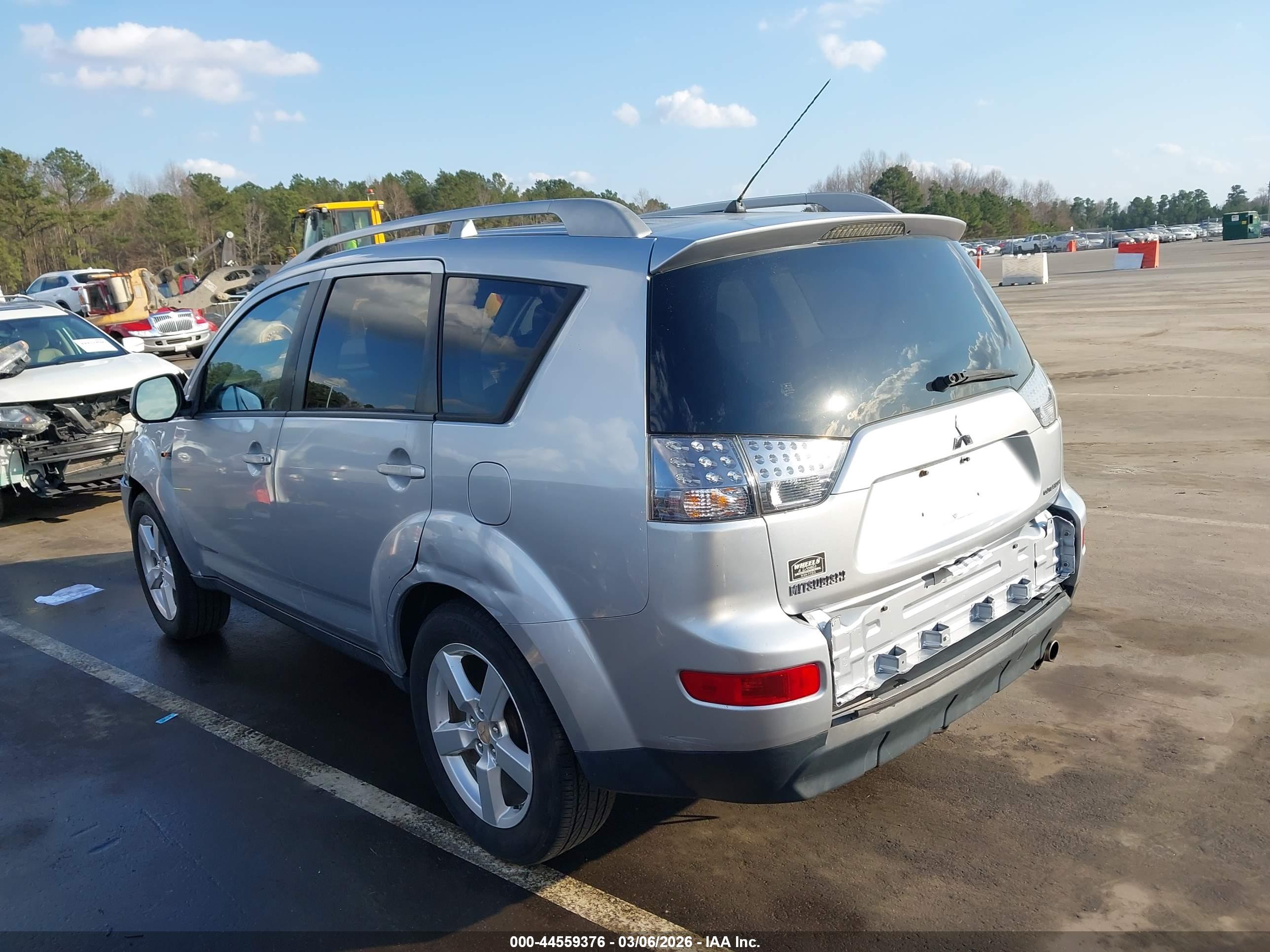 MITSUBISHI OUTLANDER image 3