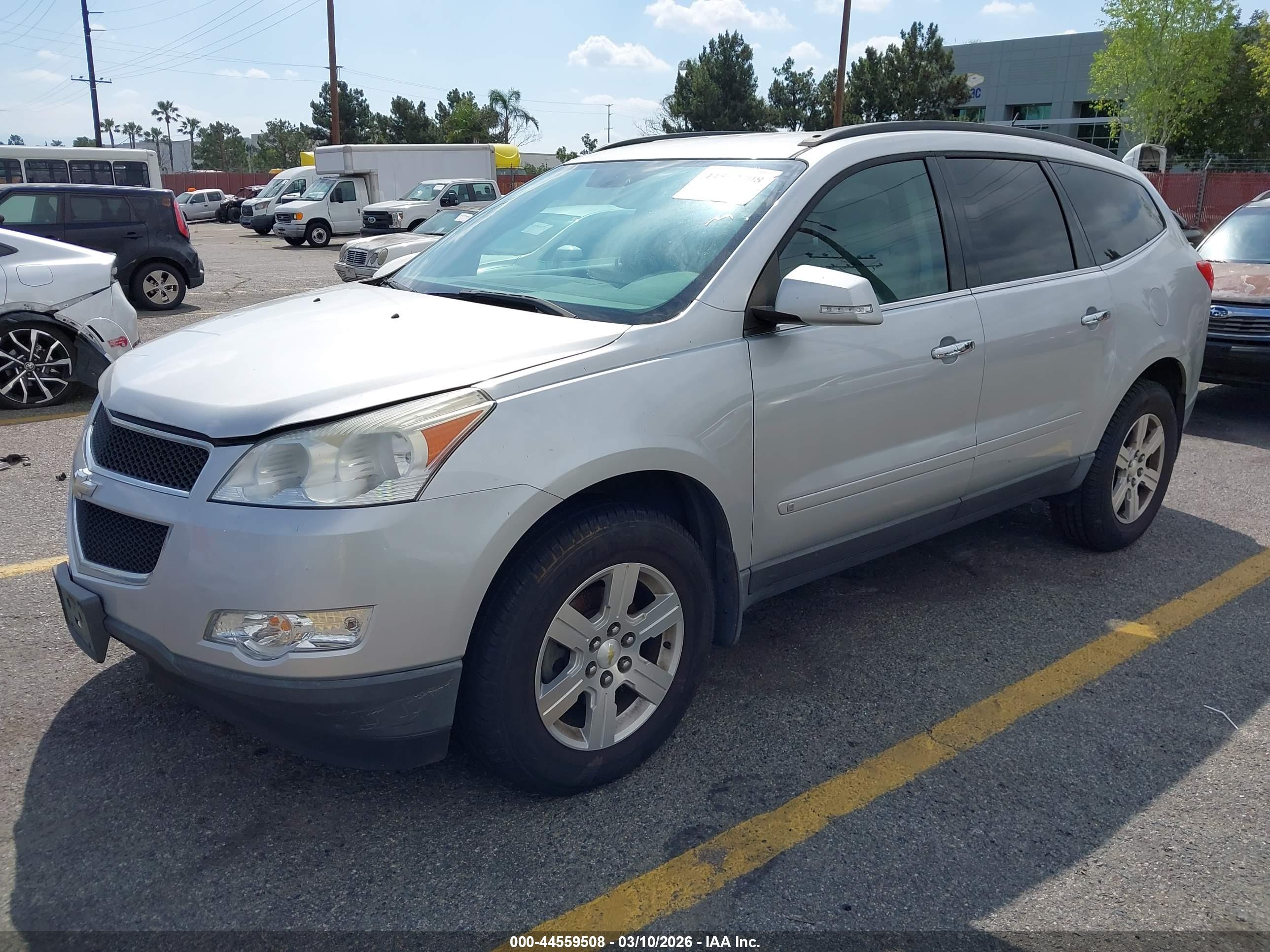 CHEVROLET TRAVERSE image 2
