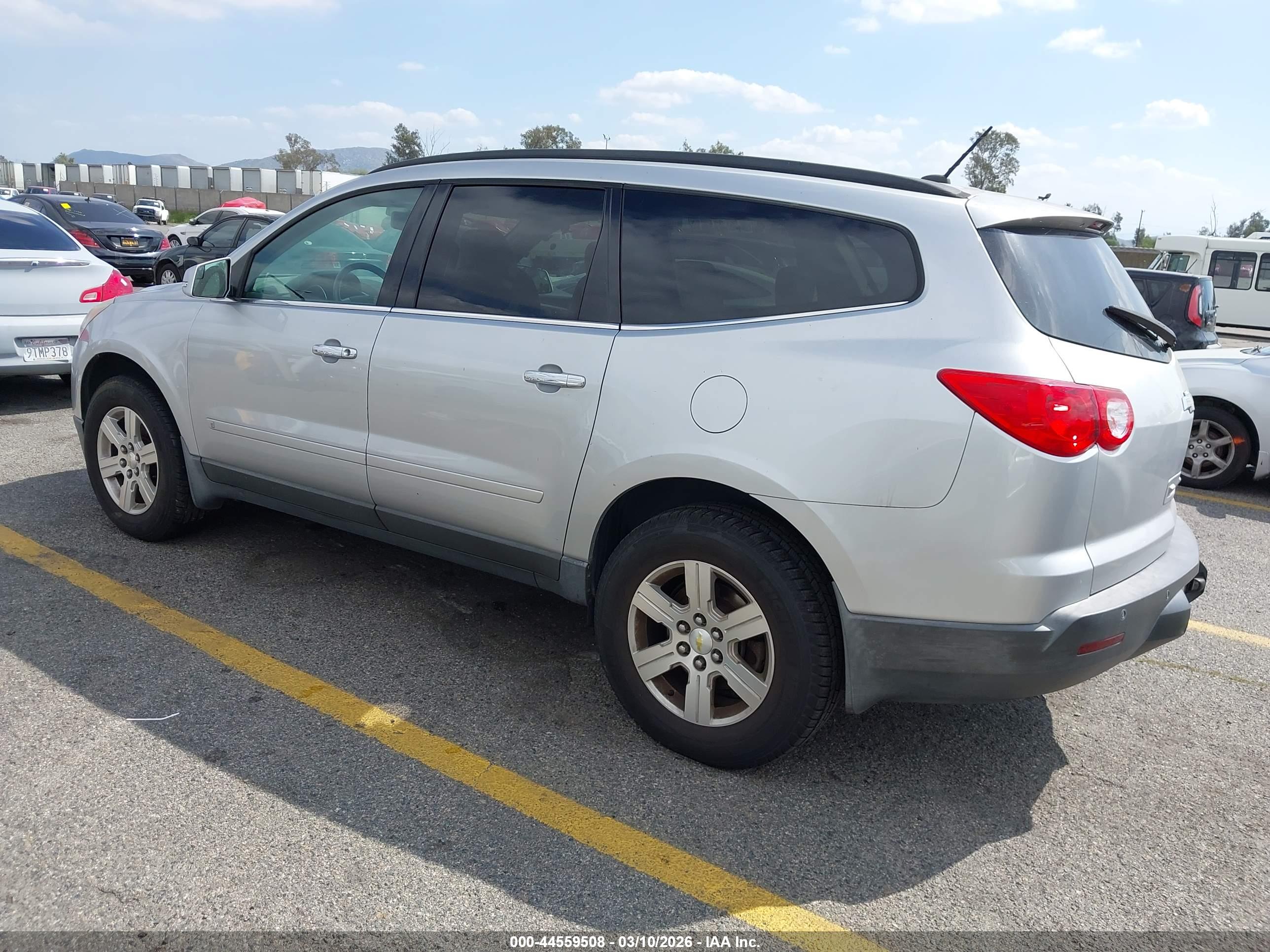 CHEVROLET TRAVERSE image 3
