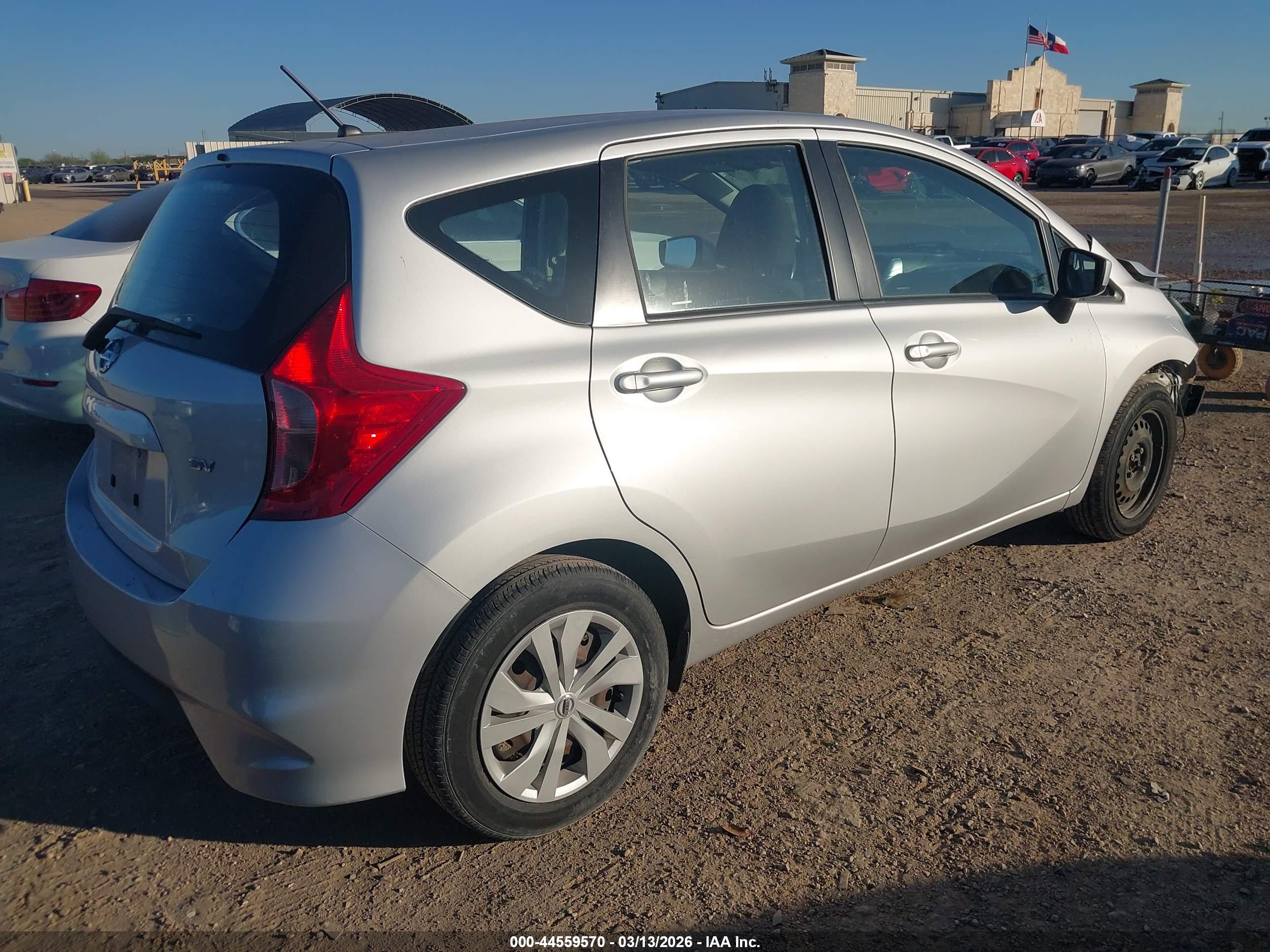 NISSAN VERSA image 4