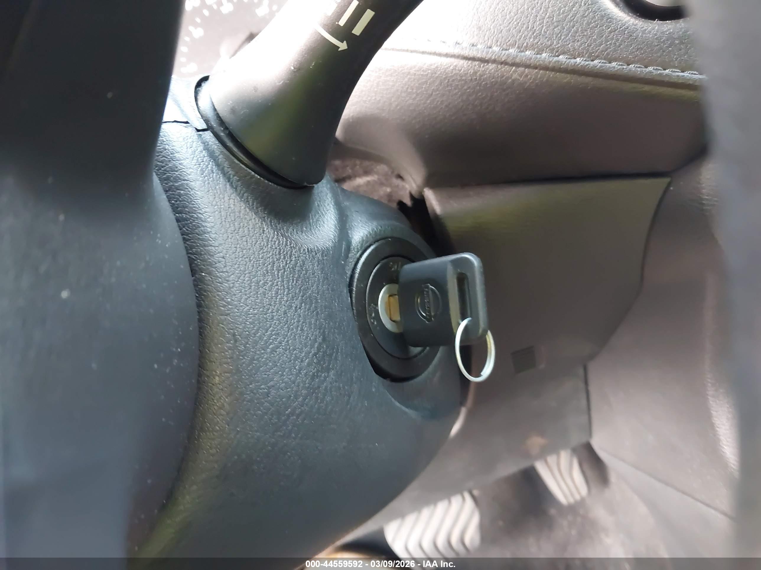 NISSAN VERSA image 11