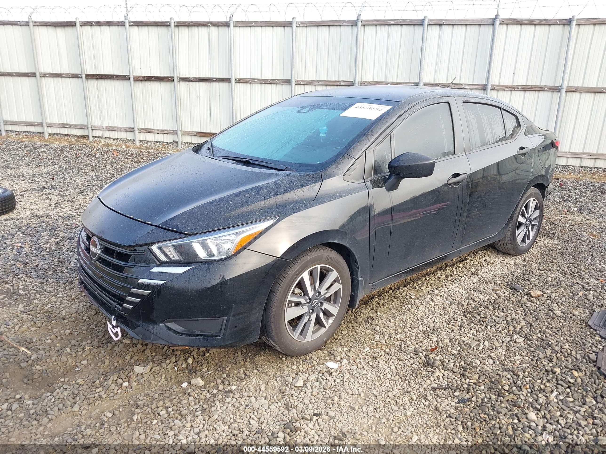 NISSAN VERSA image 2