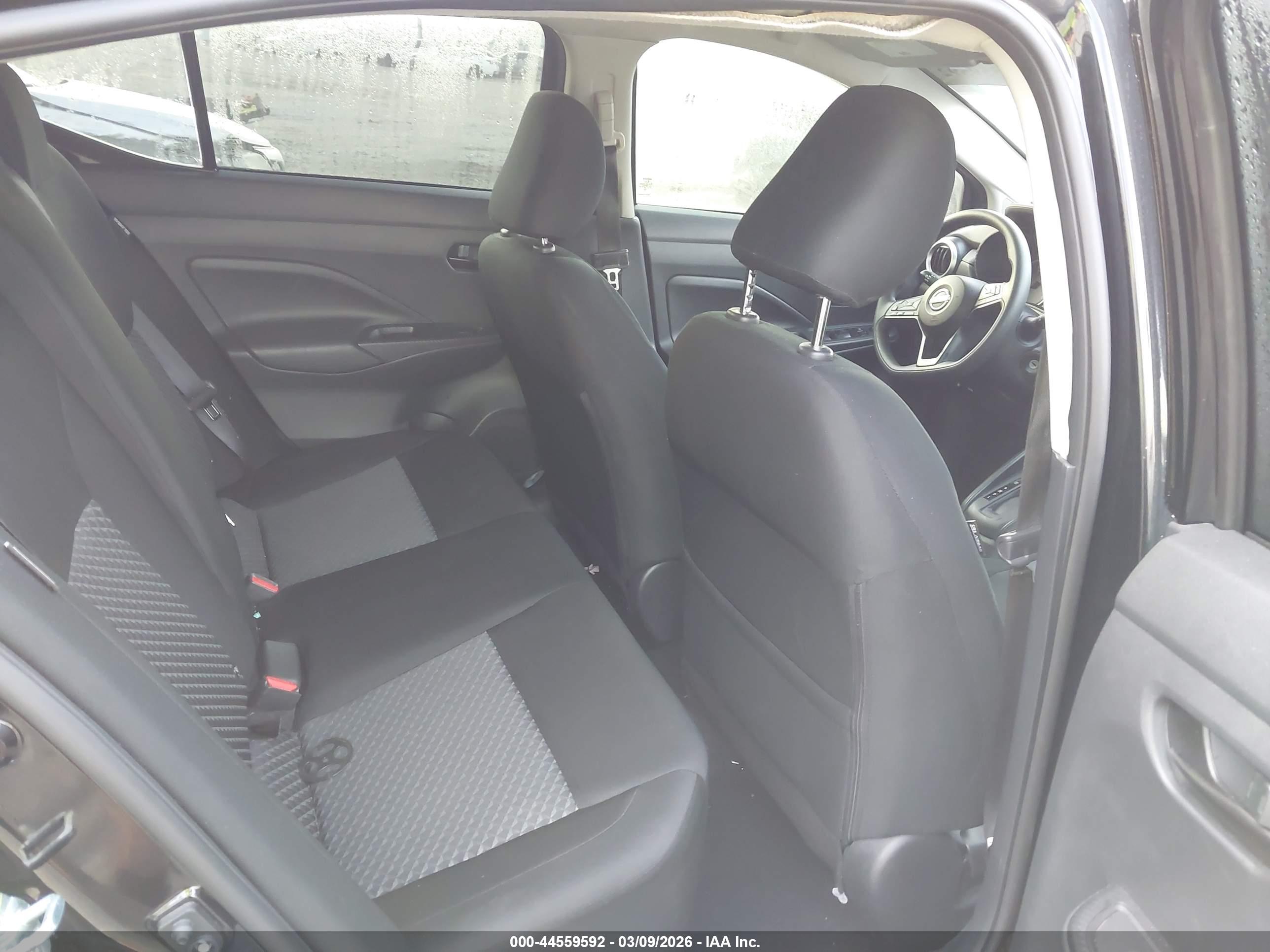 NISSAN VERSA image 8