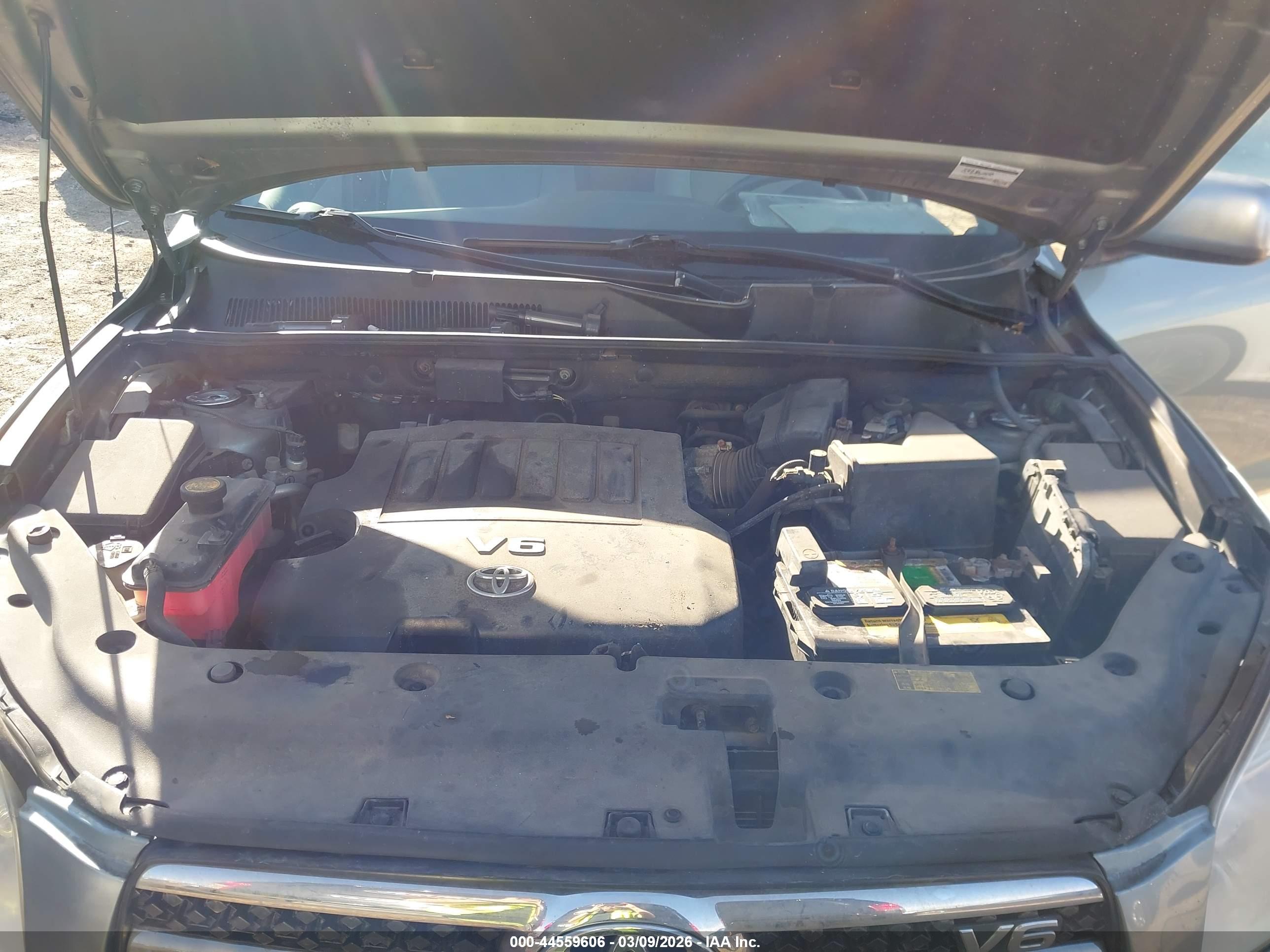TOYOTA RAV4 image 10