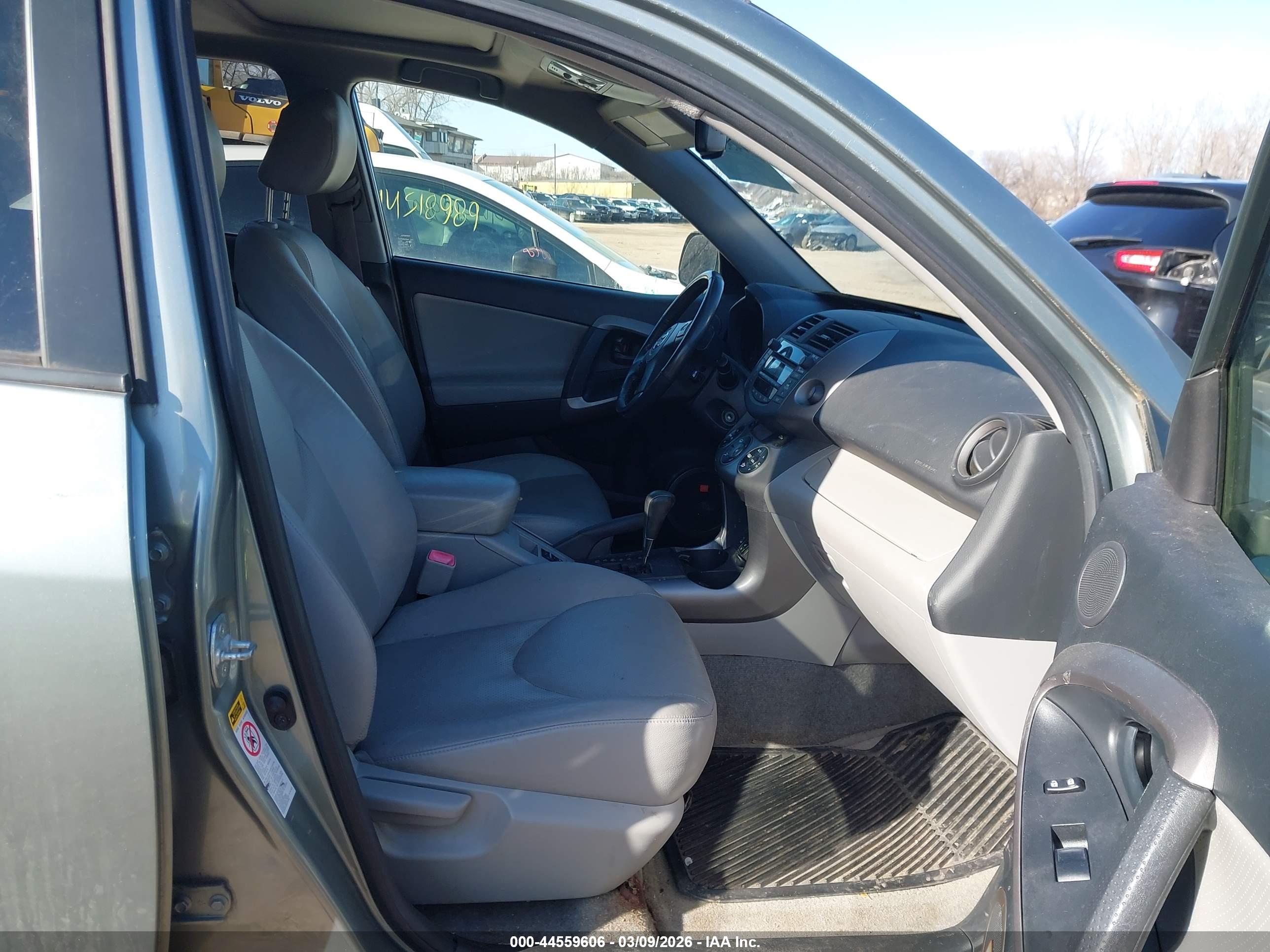 TOYOTA RAV4 image 5