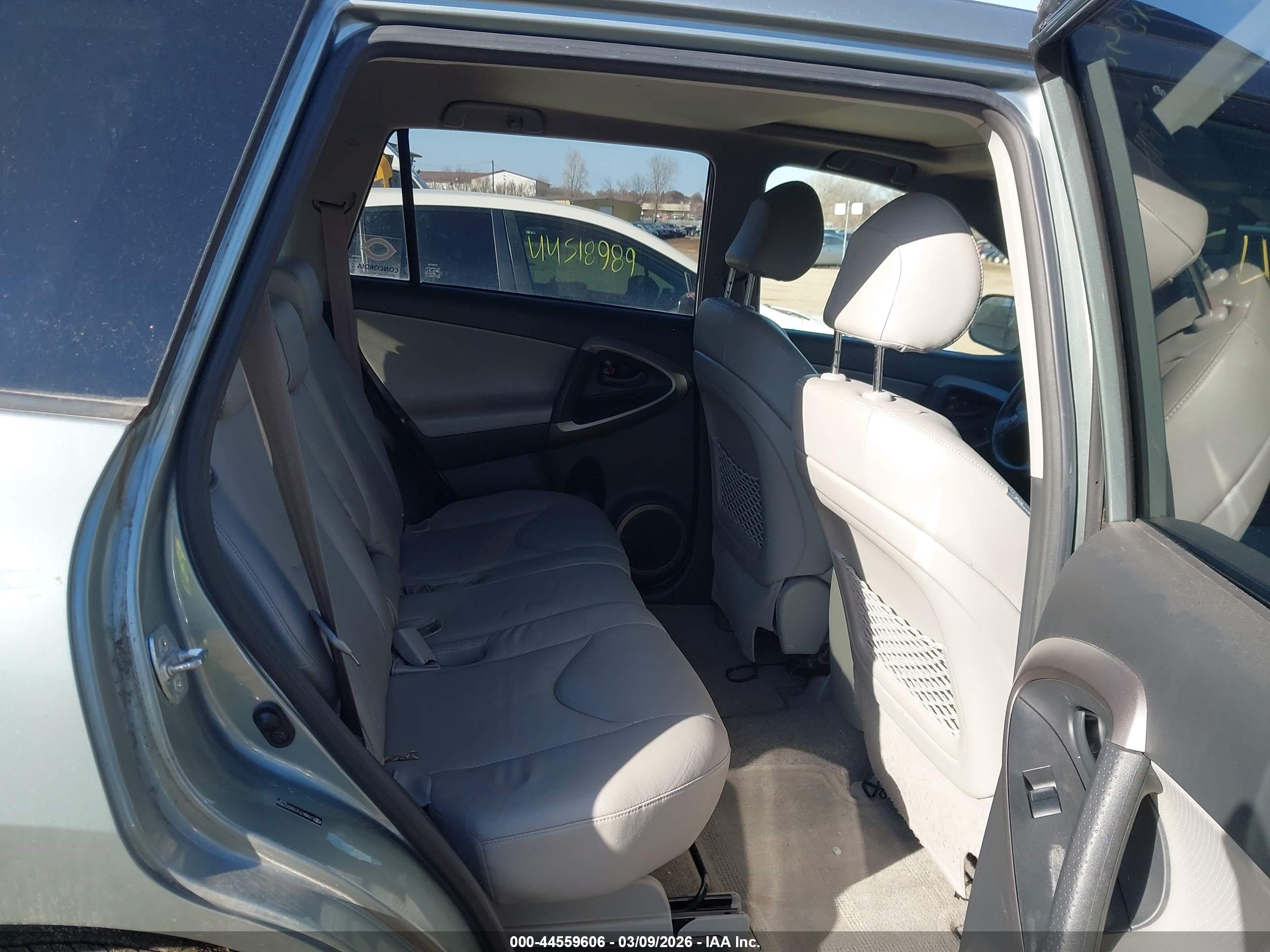 TOYOTA RAV4 image 8