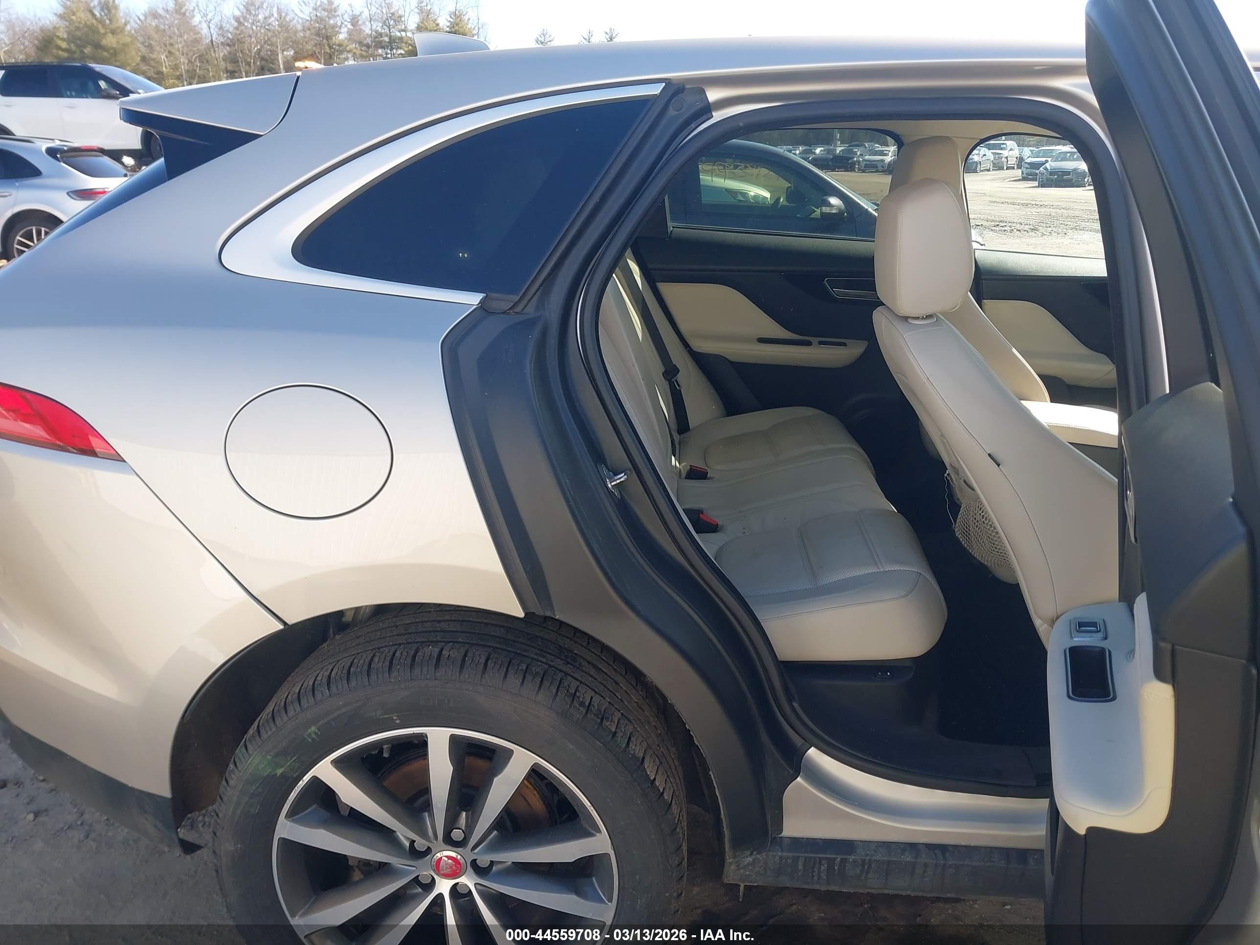 JAGUAR F-PACE image 8