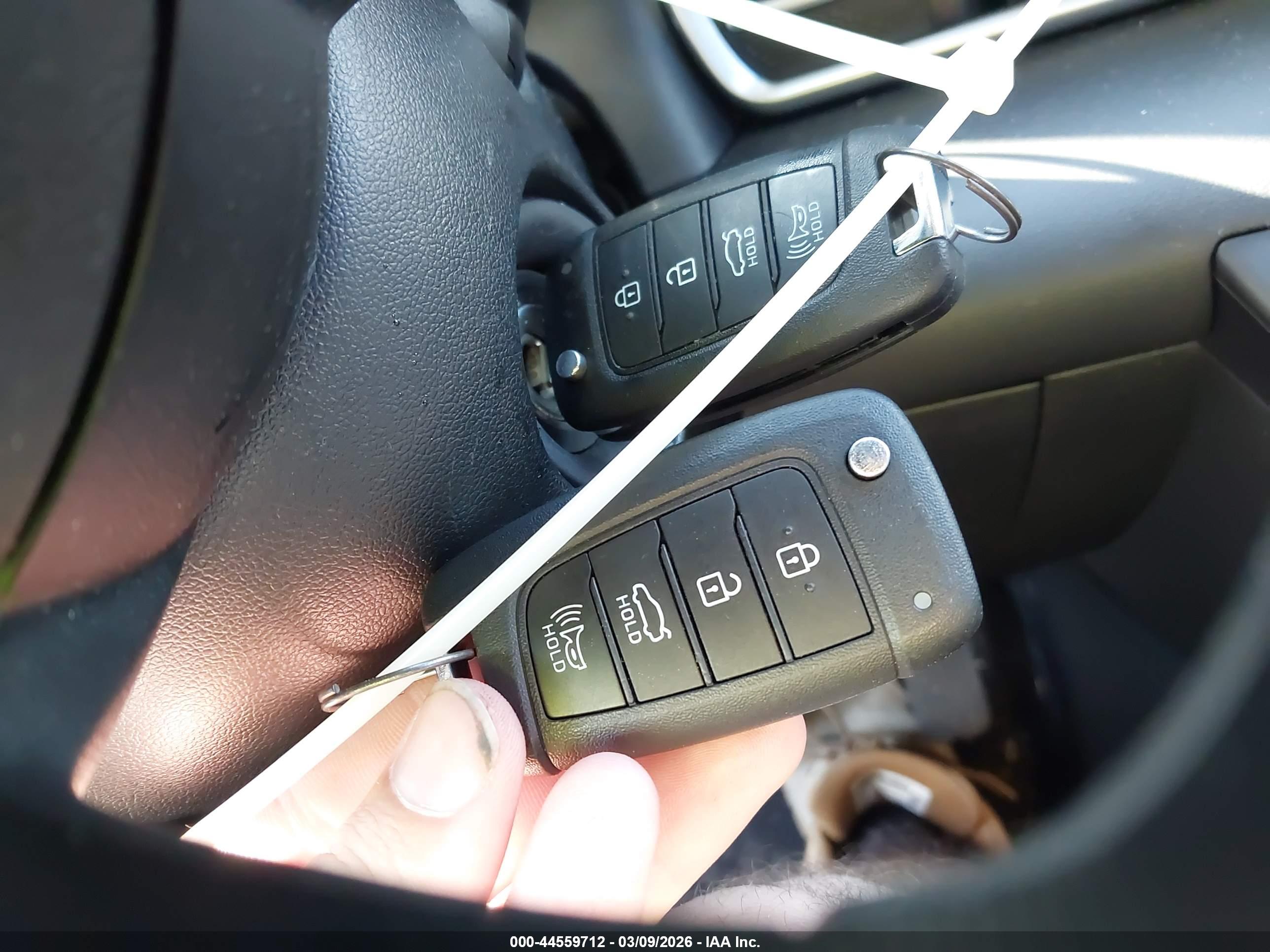 HYUNDAI ELANTRA image 11