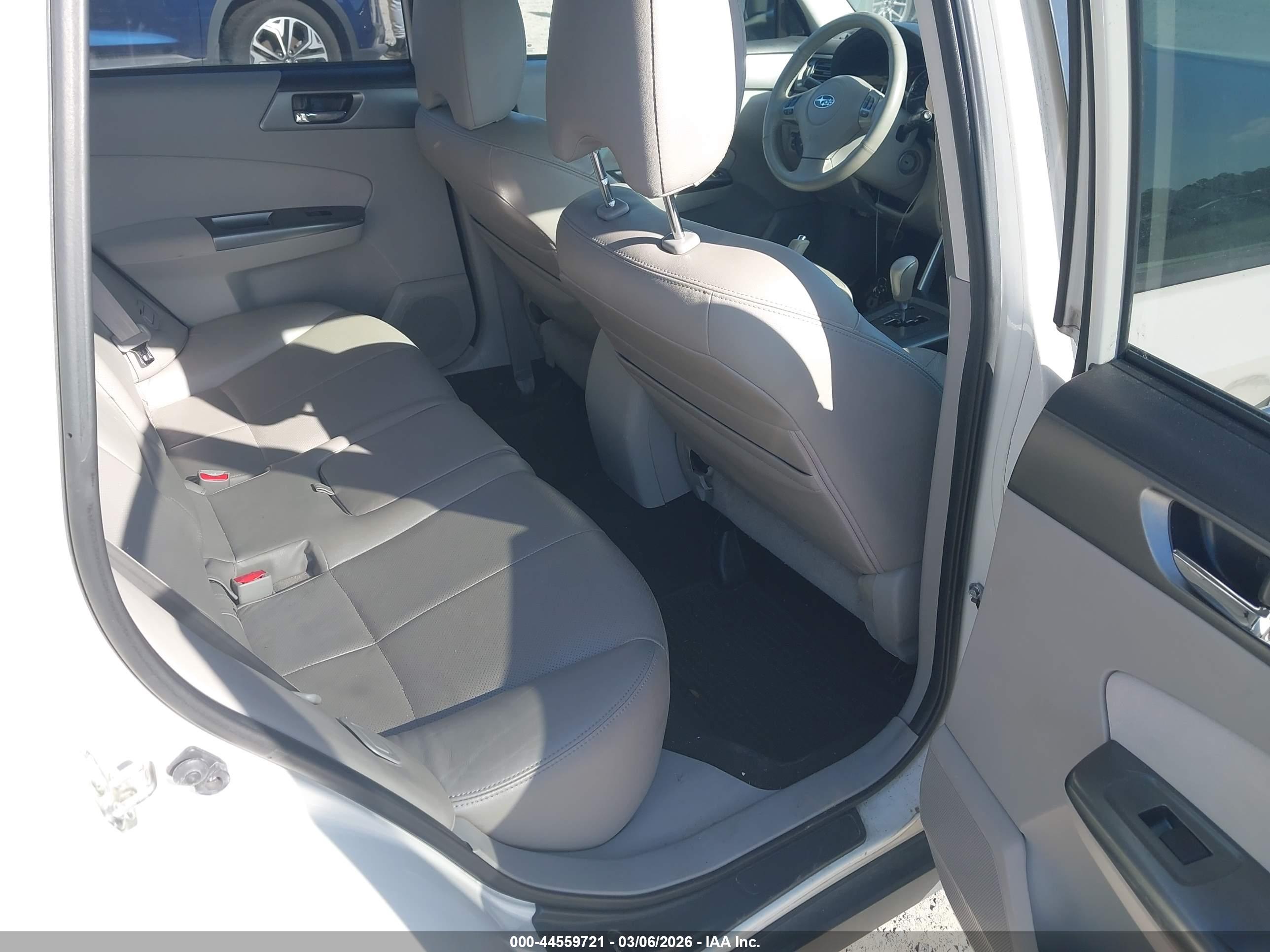 SUBARU FORESTER image 8