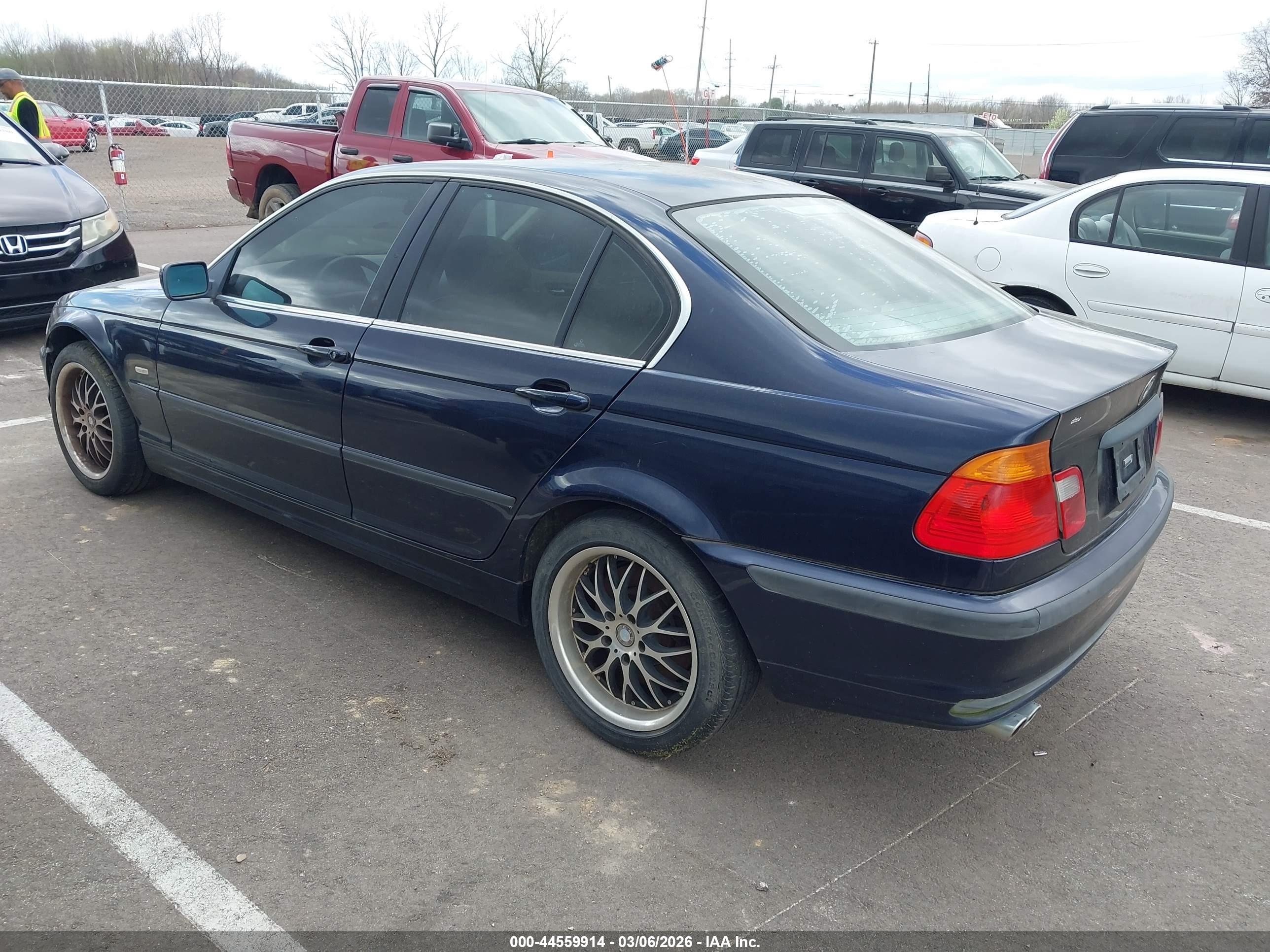BMW 330I image 3