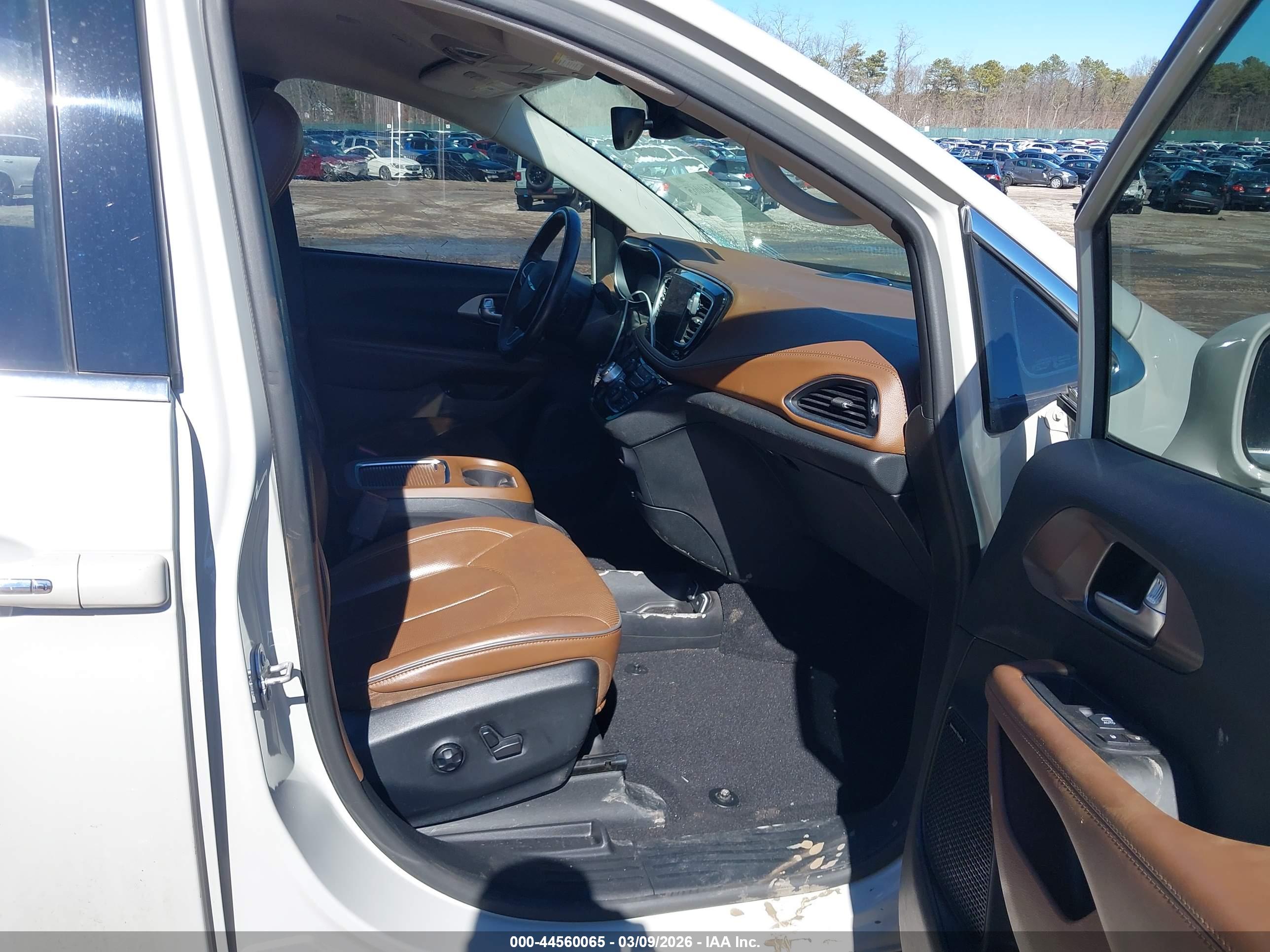 CHRYSLER PACIFICA image 5