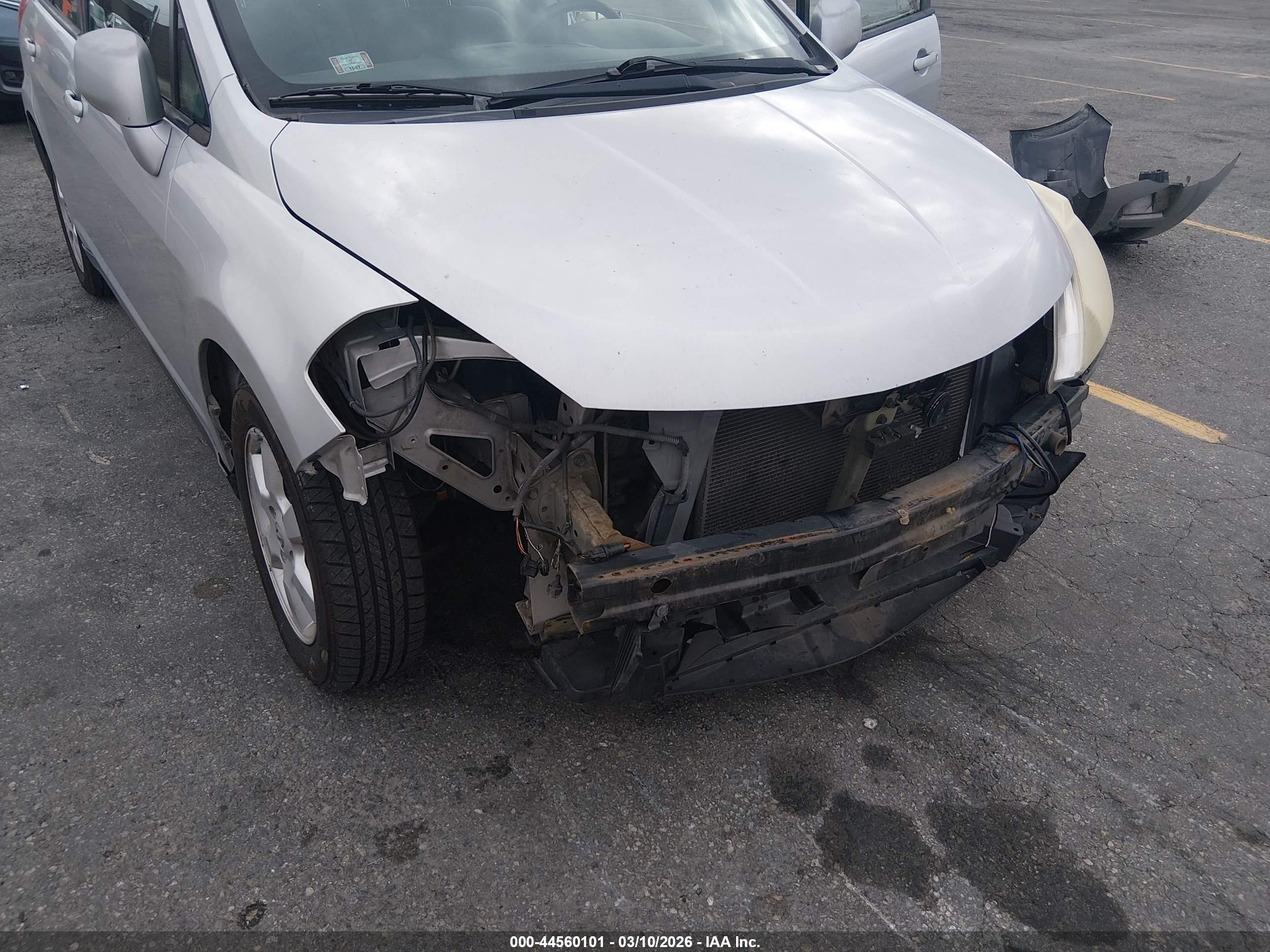 NISSAN VERSA image 6